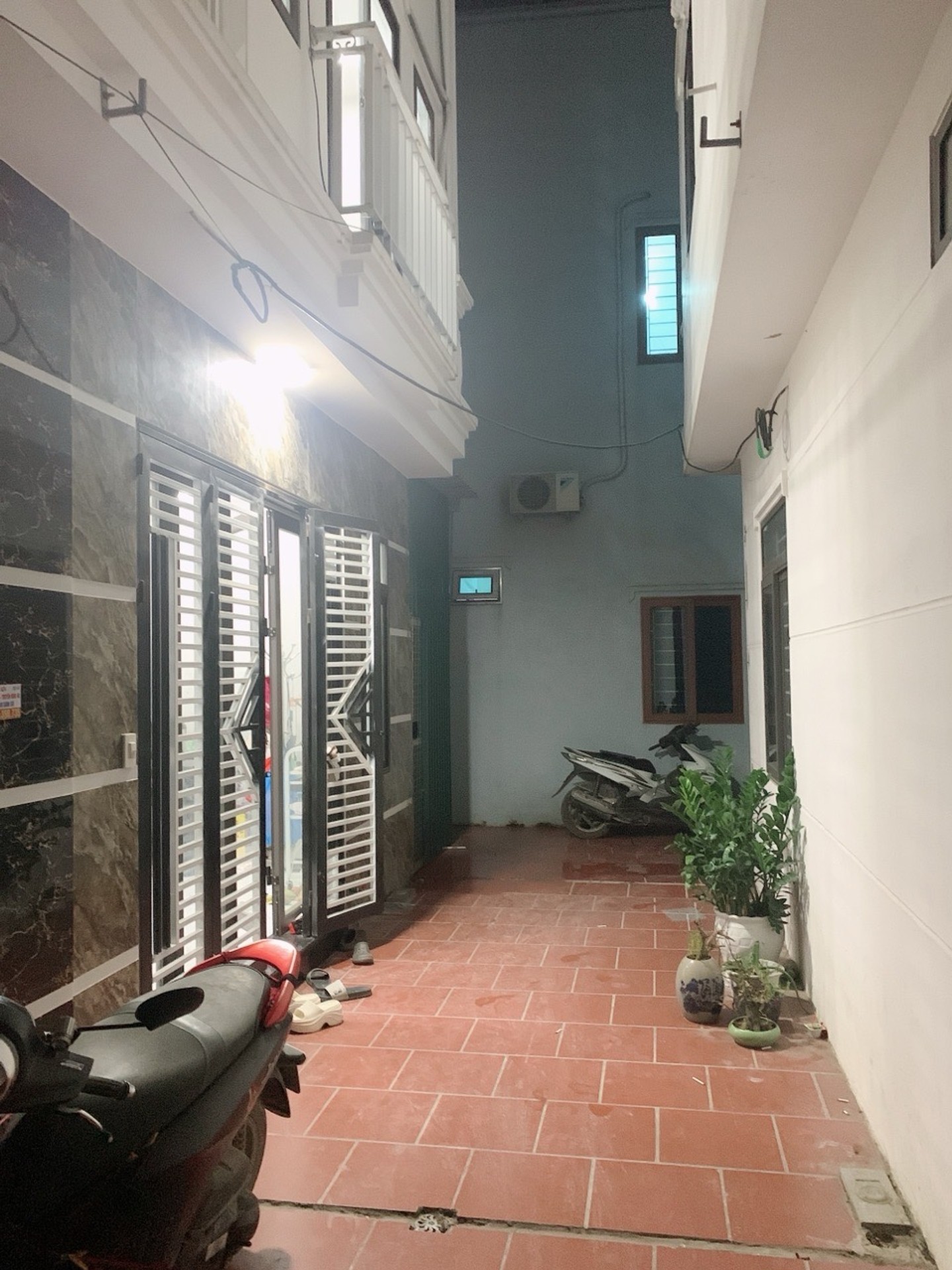 Nhà Ngõ Thông Ô Tô Tránh, Sát Hồ, 5 Tầng Siêu Tiện Nghi