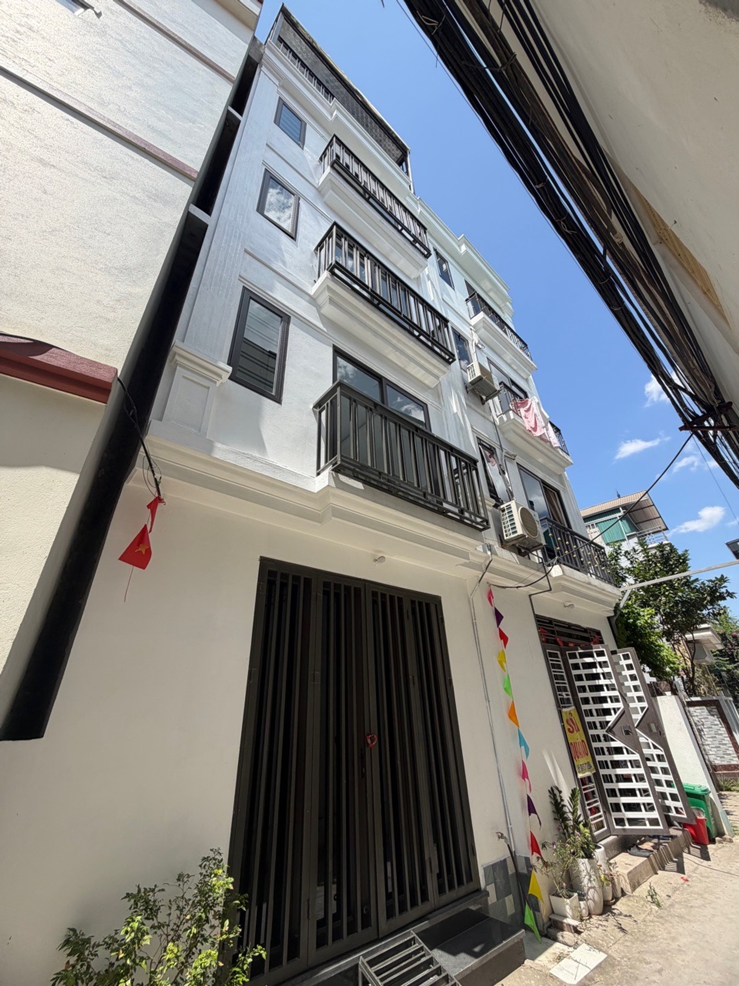 Nhà 5 tầng hiện đại tại Phụng Châu - Sở hữu ngay, di chuyển dễ dàng