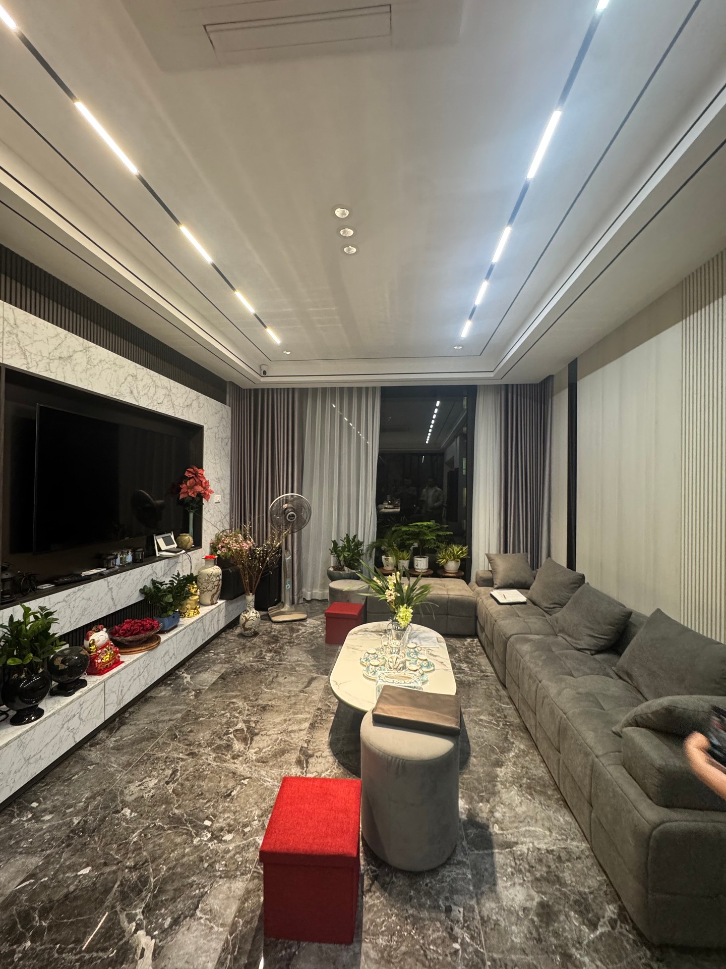 Bán gấp nhà 8 tầng thang máy, gara ô tô gần phố Nguyễn Văn Cừ
