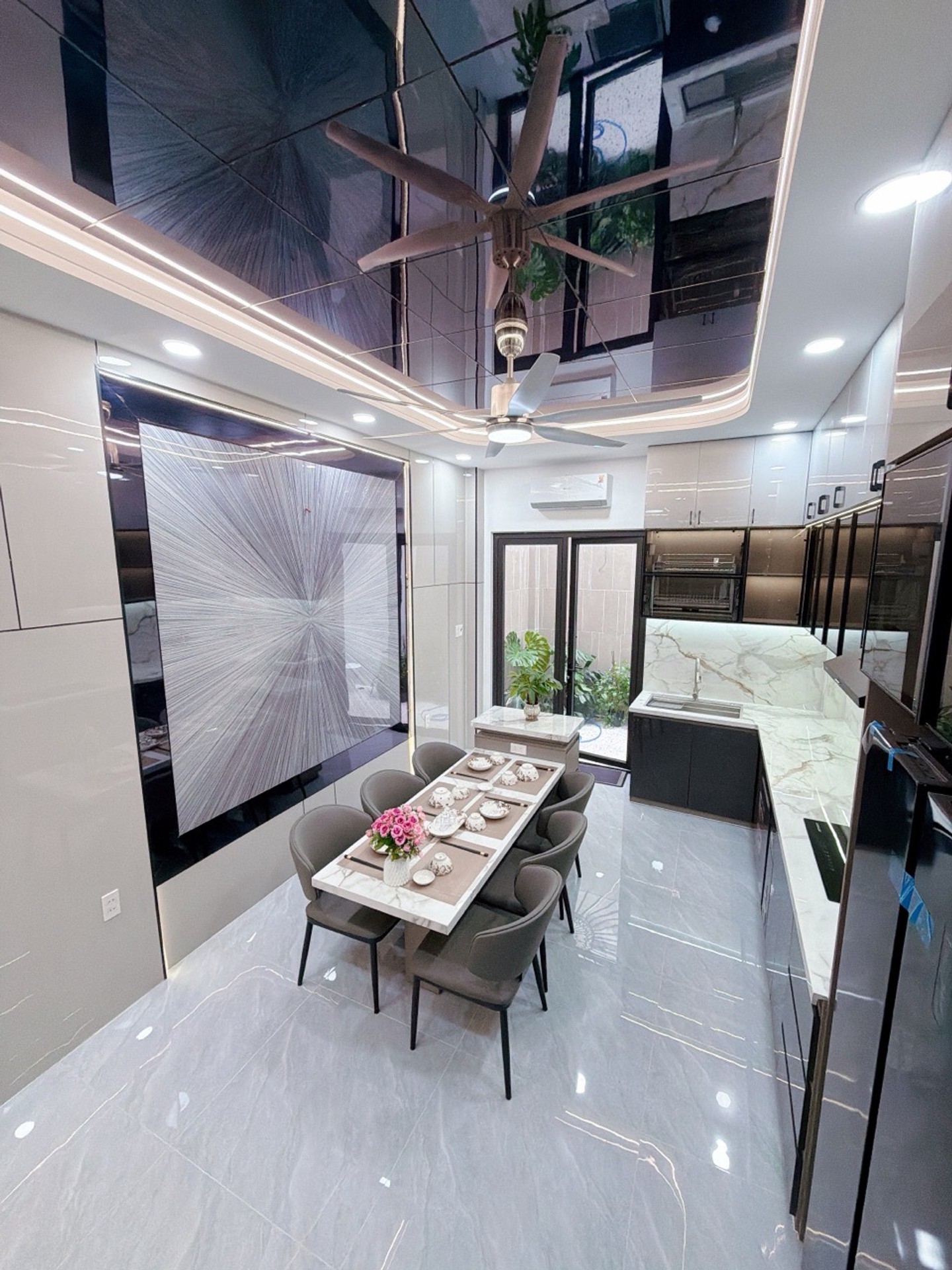 Nhà đẹp 60m2 thiết kế hiện đại, nở hậu tại Ngô Tất Tố, BT. Cách TTHC mới 1 cây cầu. Vị trí vàng