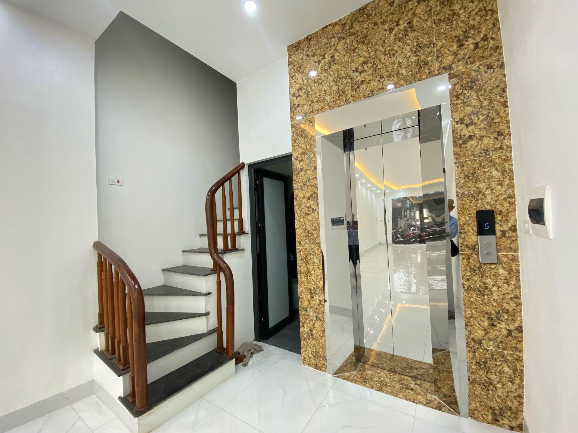BÁN GẤP NHÀ MẶT PHỐ, GẦN SIÊU THỊ AEONL MAIL HÀ ĐÔNG,