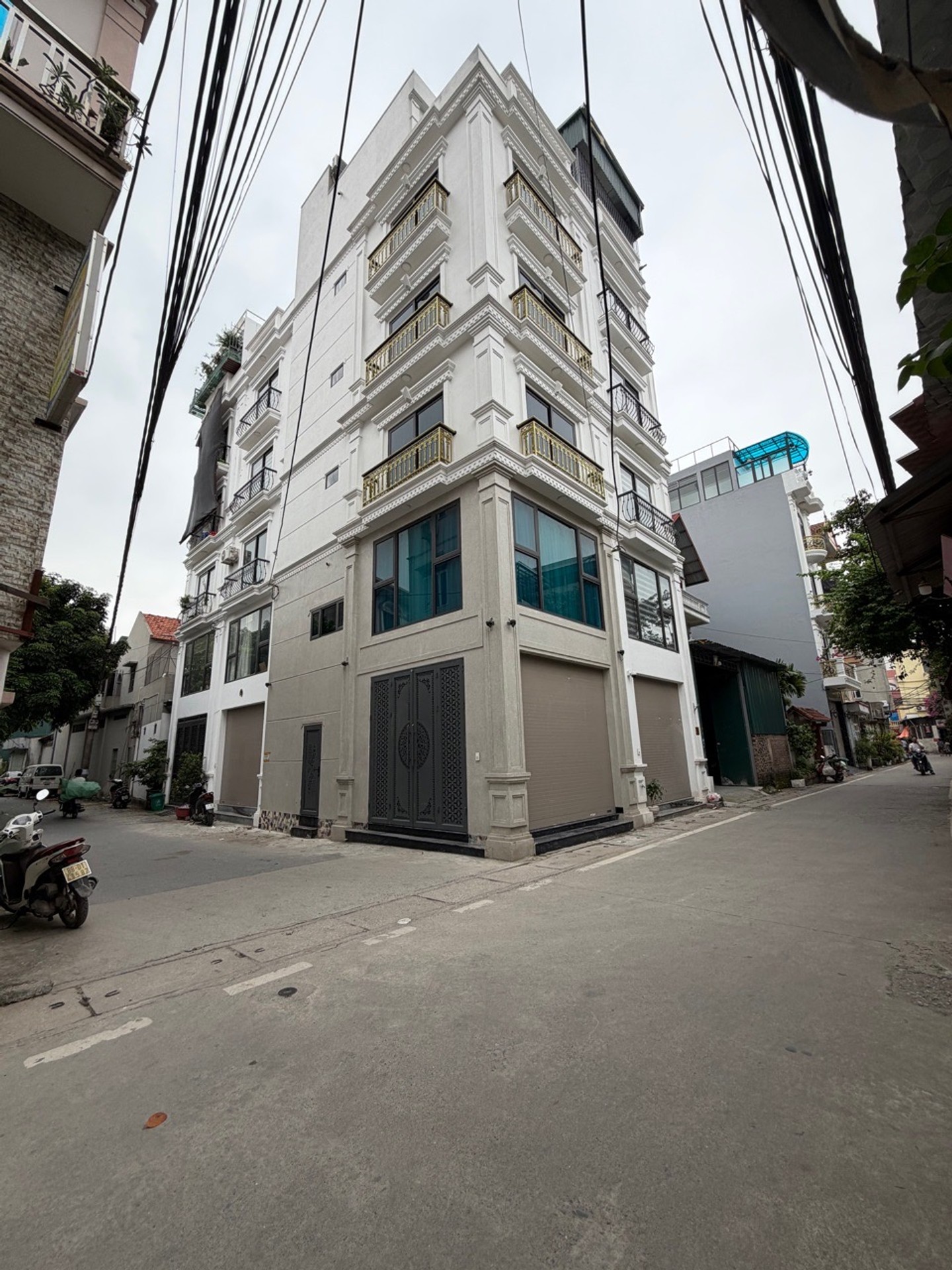 Nhà mặt phố 6 tầng lô góc có thang máy, vị trí đẹp ô tô tránh, kinh doanh tốt tại phường
