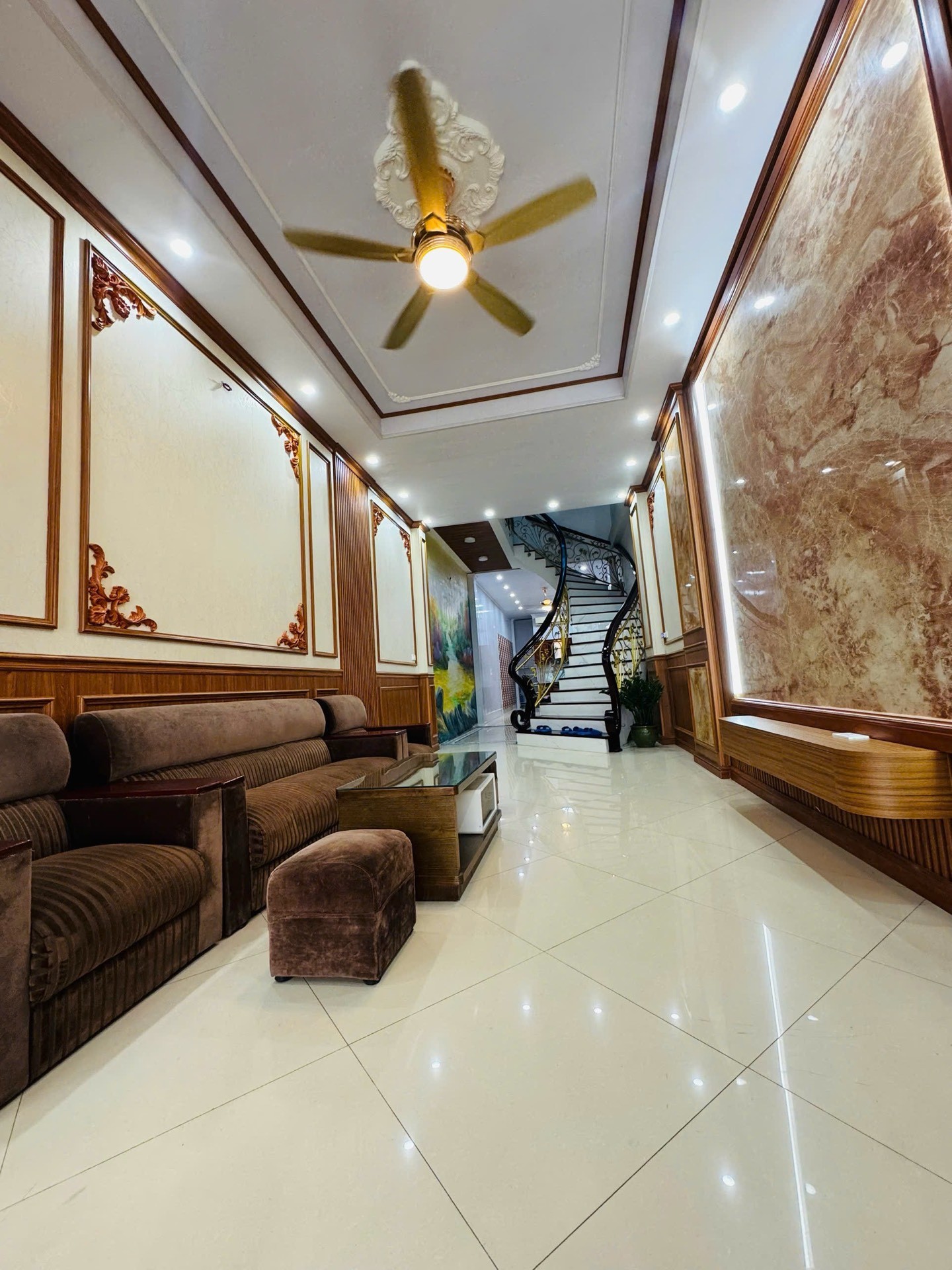 Bán gấp nhà đẹp 4 tầng ô tô vào khu trung tâm Đức Giang