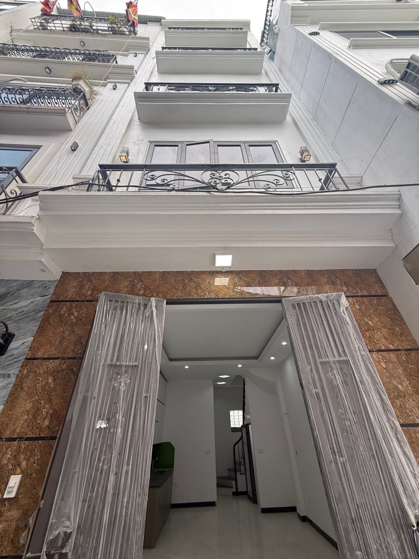 Nhà 5 tầng thang máy mới xây - Vị trí đẹp, giá tốt tại Ngũ Hiệp