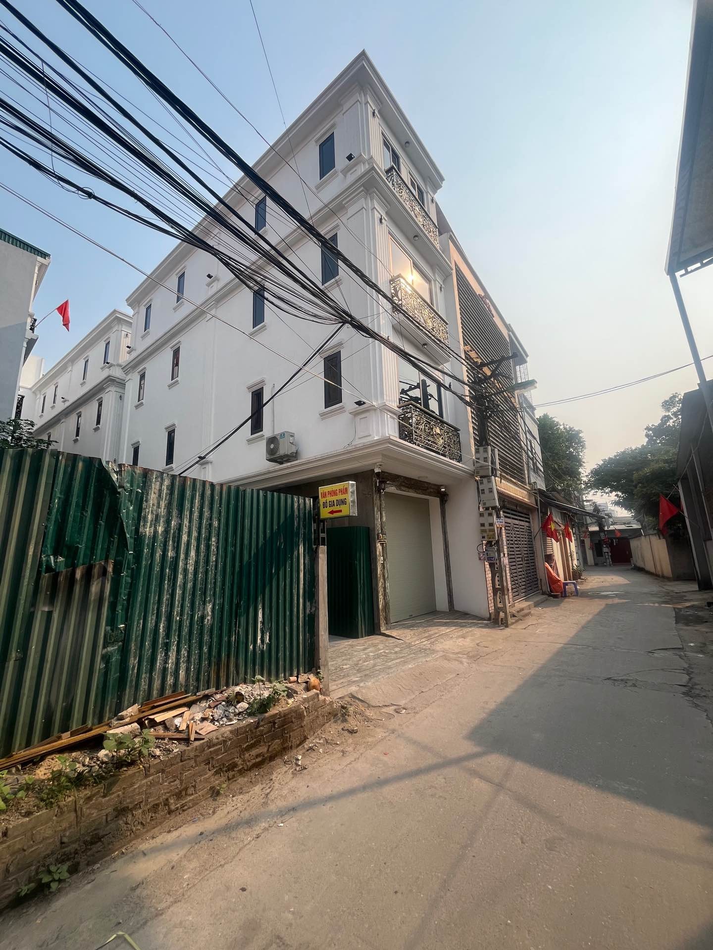 Nhà mới kính đẹp, nội thất xịn, ô tô đỗ cửa - Cơ hội hiếm tại quận trung tâm