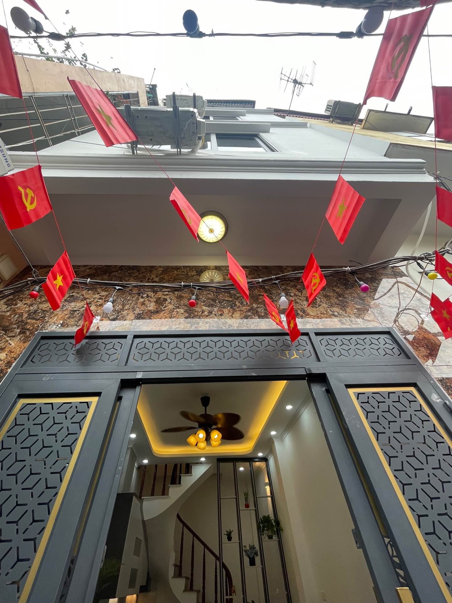 Bán nhà 4 tầng gần chợ và trường học, quận Hoàng Mai, diện tích 23.5m²