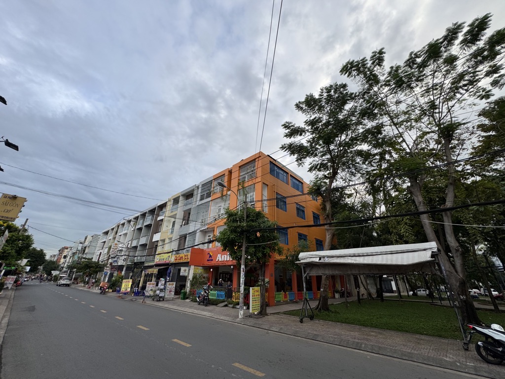 Bán nhà mặt phố lô góc có view công viên tại Bình Tân