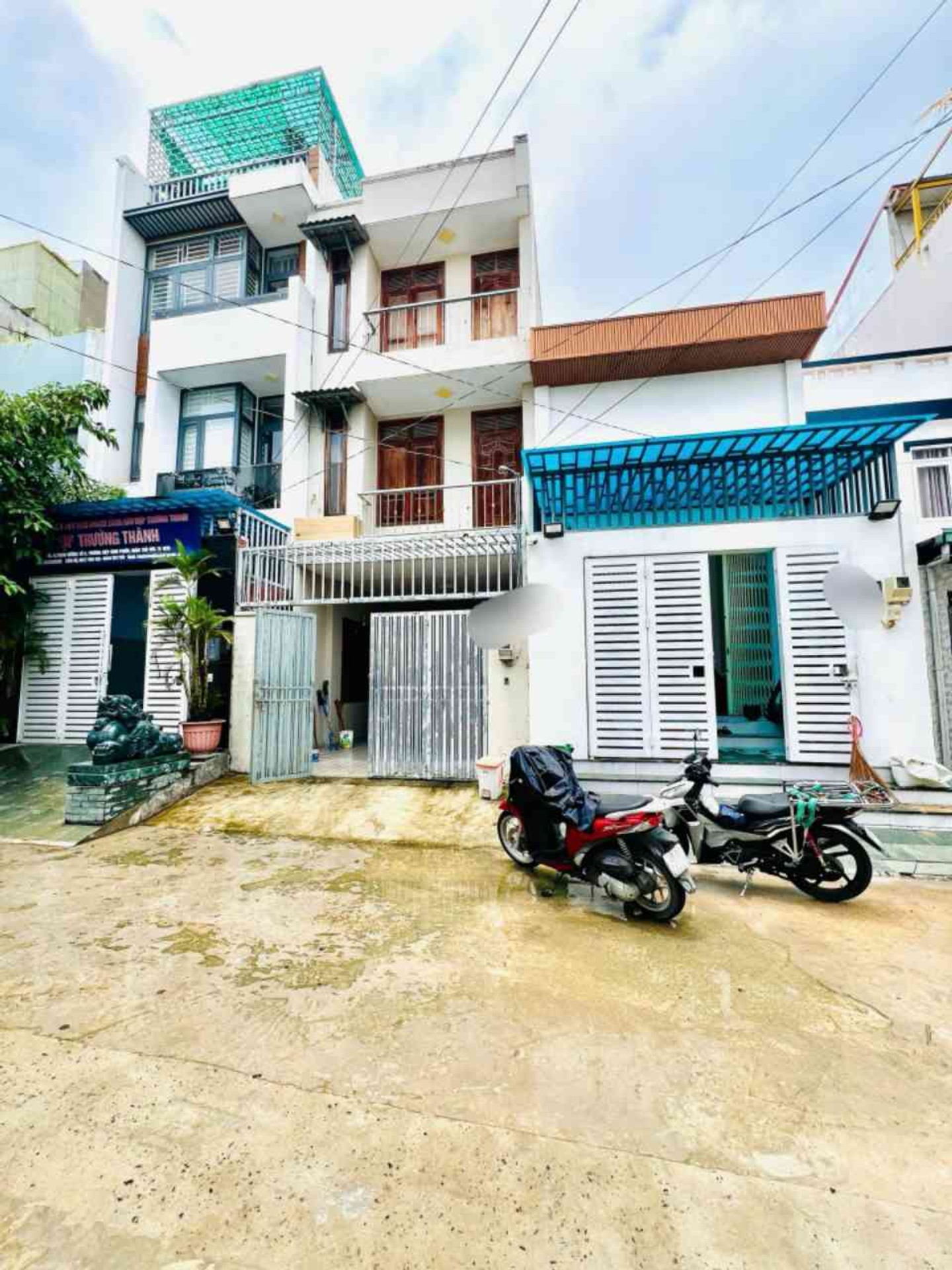Nhà trệt lầu tiện nghi trong hẻm rộng ở KDC Hồng Long