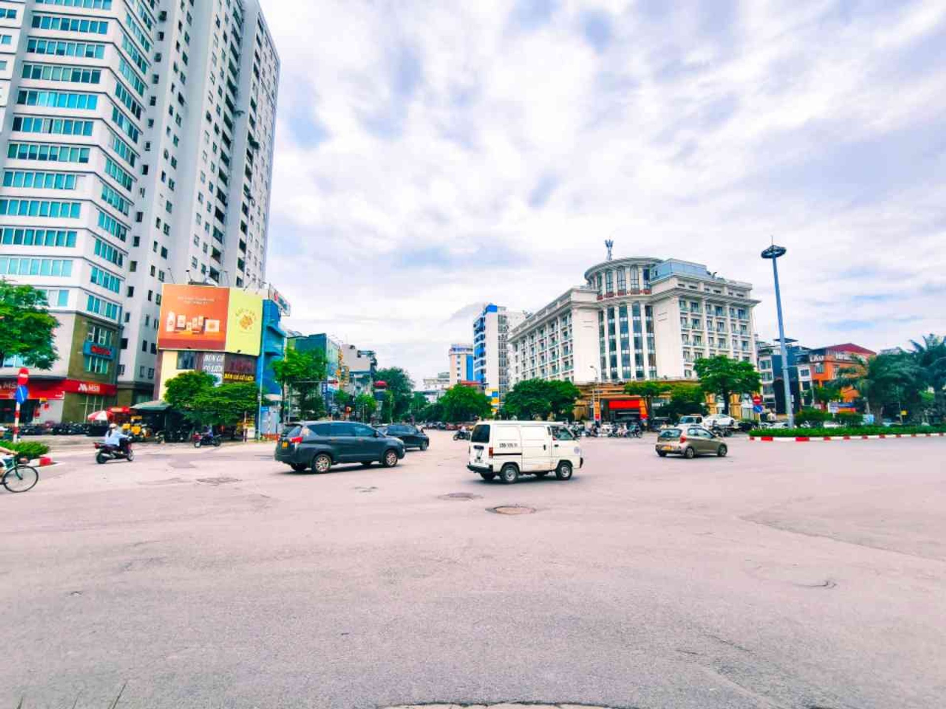 Nhà mặt phố Văn Cao - Lô góc ngã tư, kinh doanh đỉnh