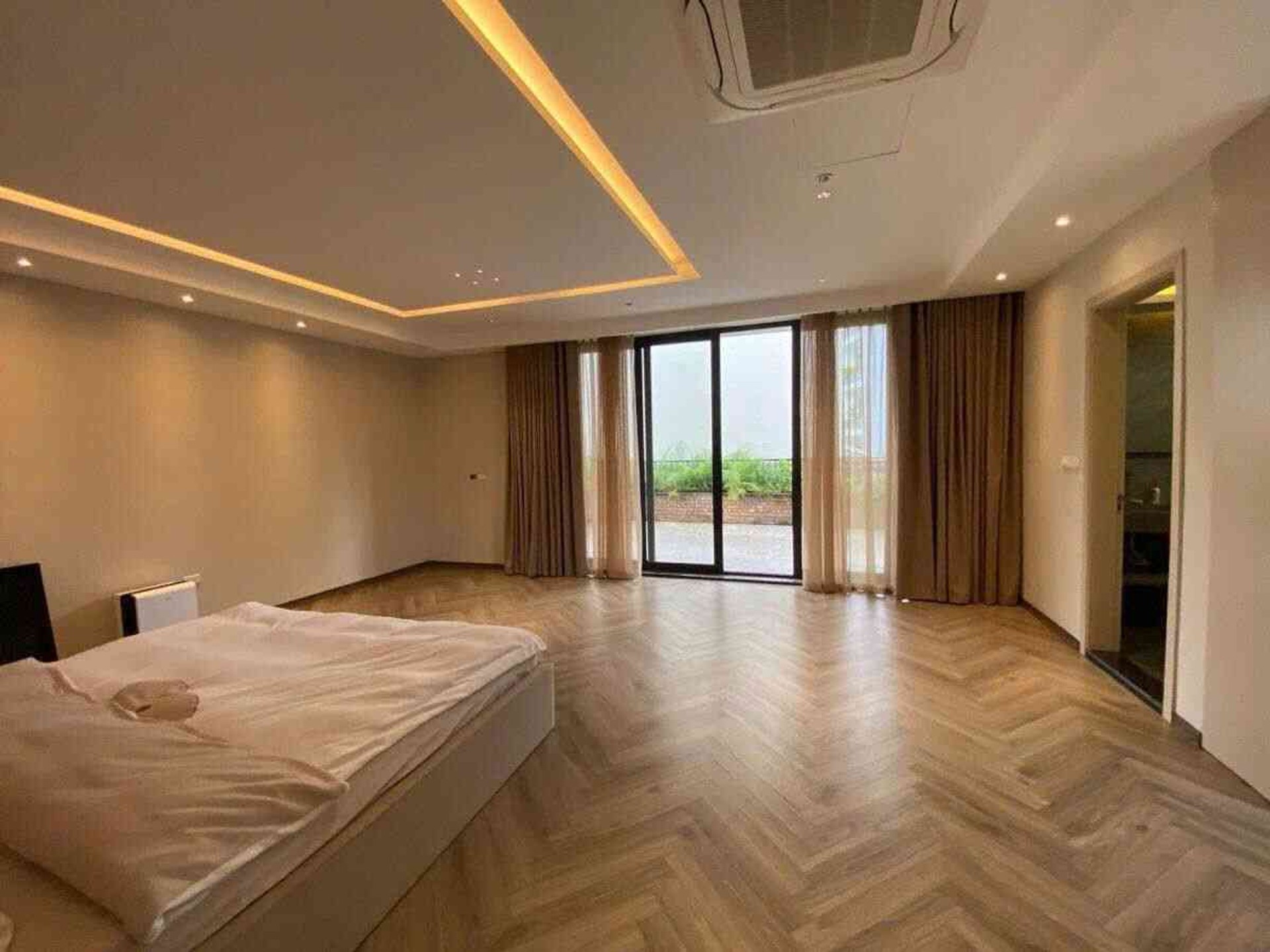 Biệt thự 4 tầng rộng 313m2 tại Ngọc Thụy giá 51,6 tỷ