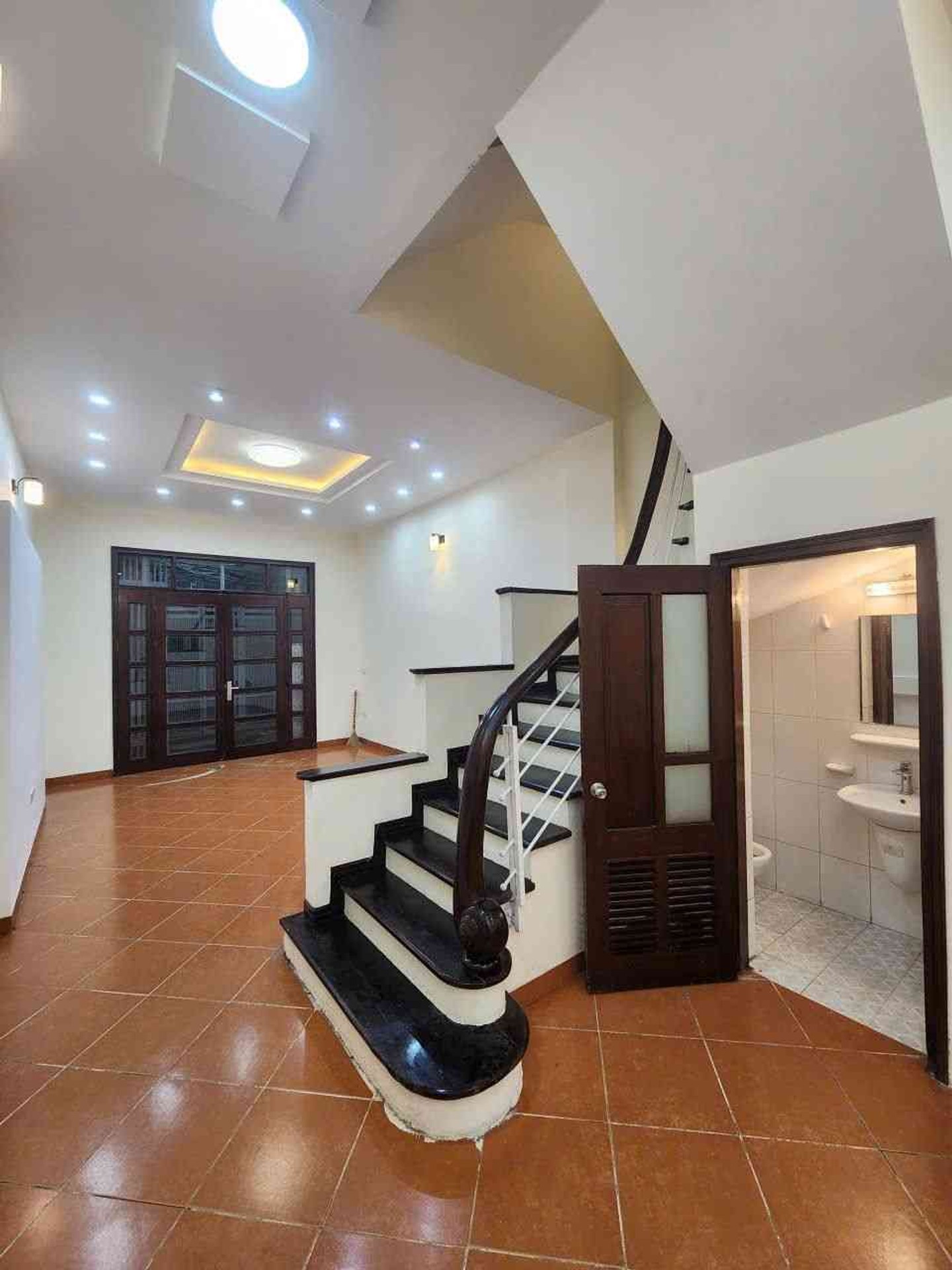 Nhà Đẹp 5 Tầng Trung Tâm Đống Đa - Tiềm Năng thông hào nam