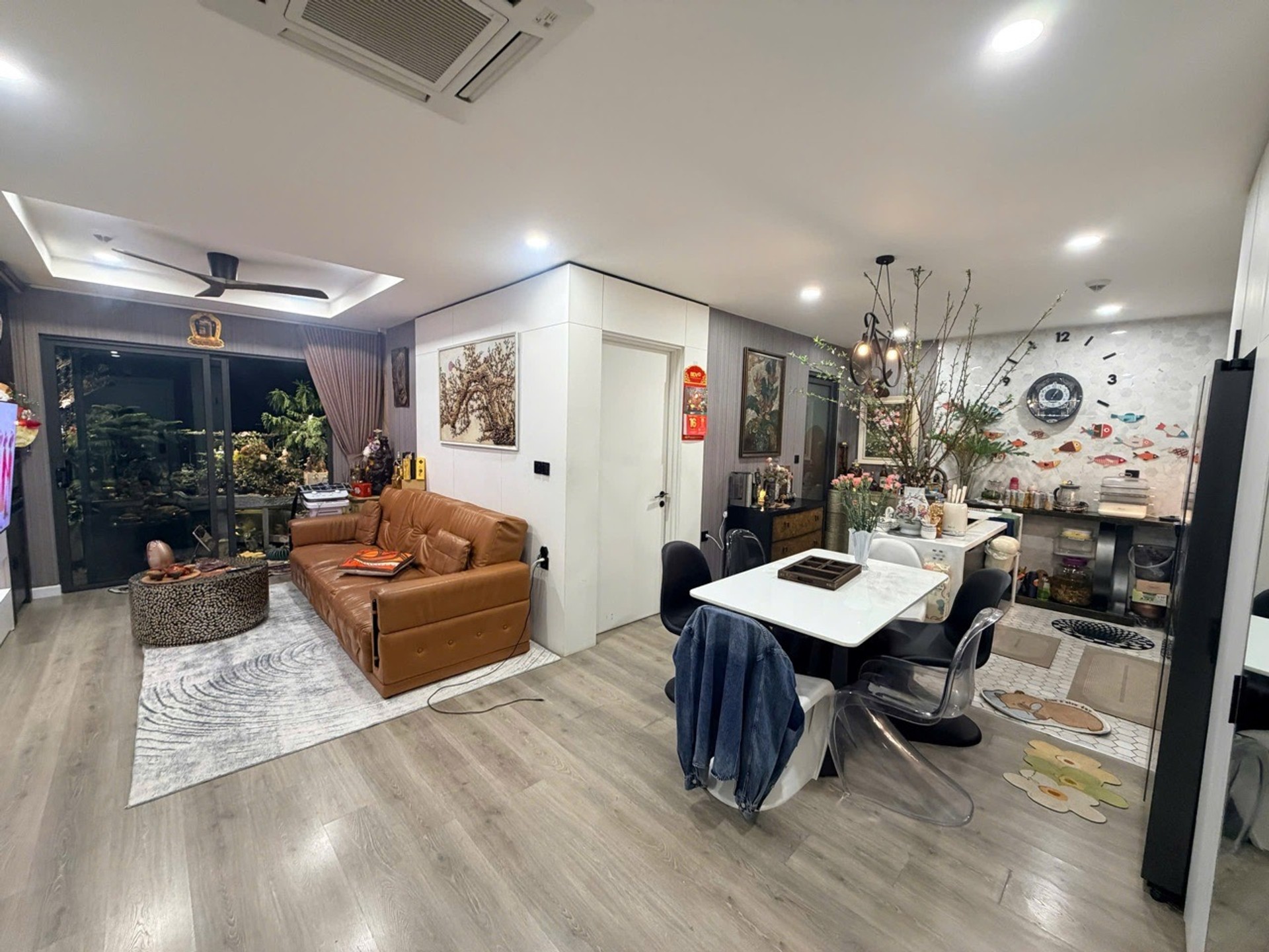 SIÊU PHẨM 2PN KOSMO TÂY HỒ – FULL NỘI THẤT NHẬP KHẨU – BAN CÔNG DÀI HIẾM CÓ ✨
💰 GIÁ: 11,98 TỶ
📍 T