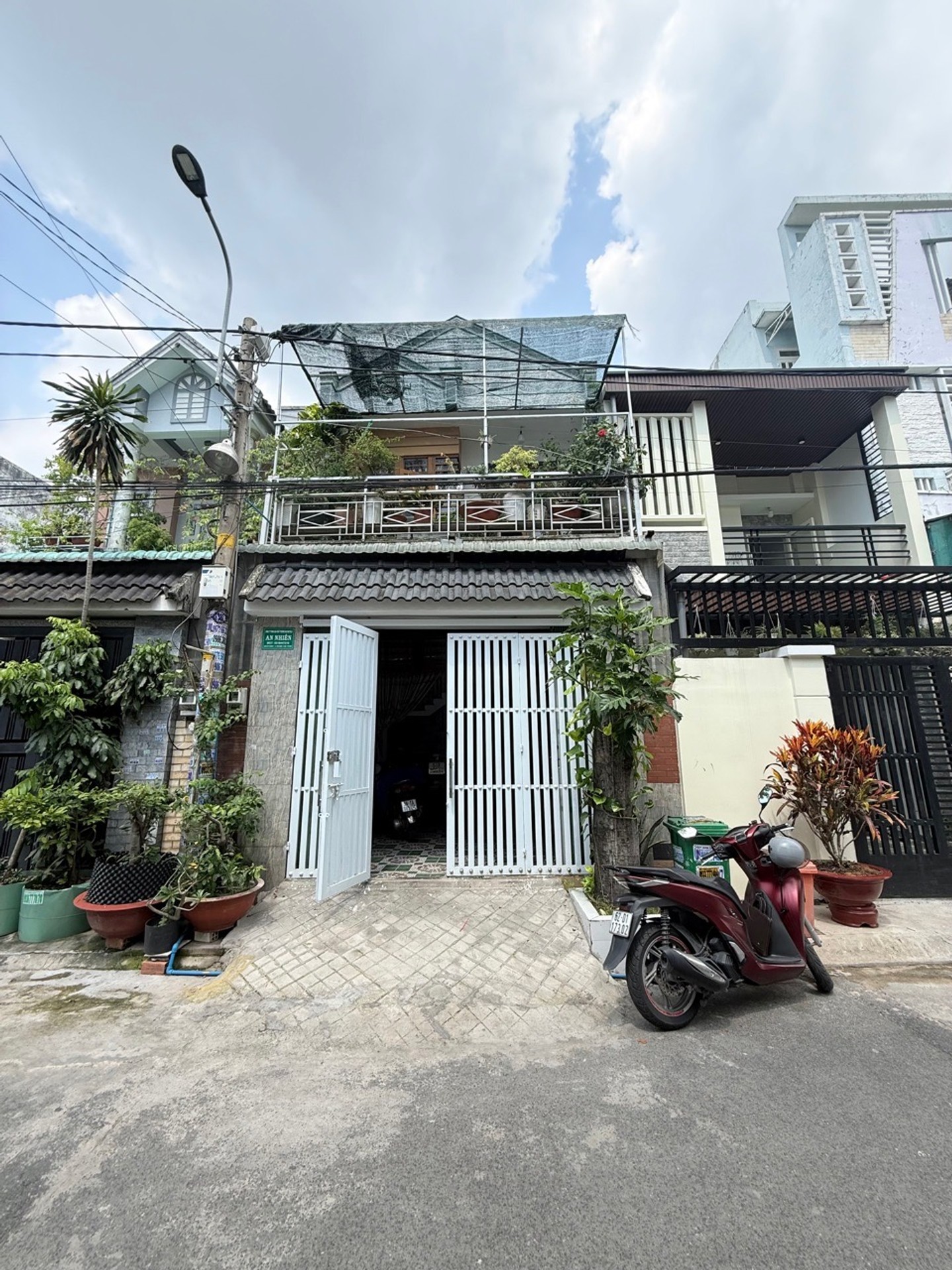 BÁN NHÀ HÓC MÔN- ĐƯỜNG NHỰA XE HƠI TRÁNH NHAU – SHR - TIỆN ÍCH TRUNG TÂM HÓC MÔN