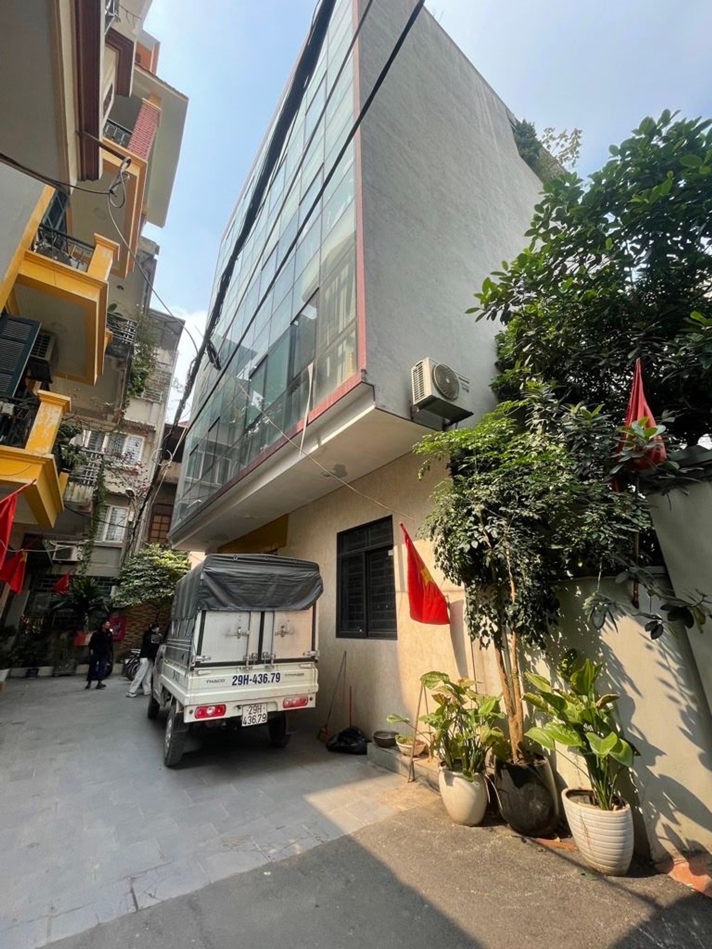 Bán văn phòng 5 tầng độc lập tại quận Long Biên với thang máy và ô tô vào nhà