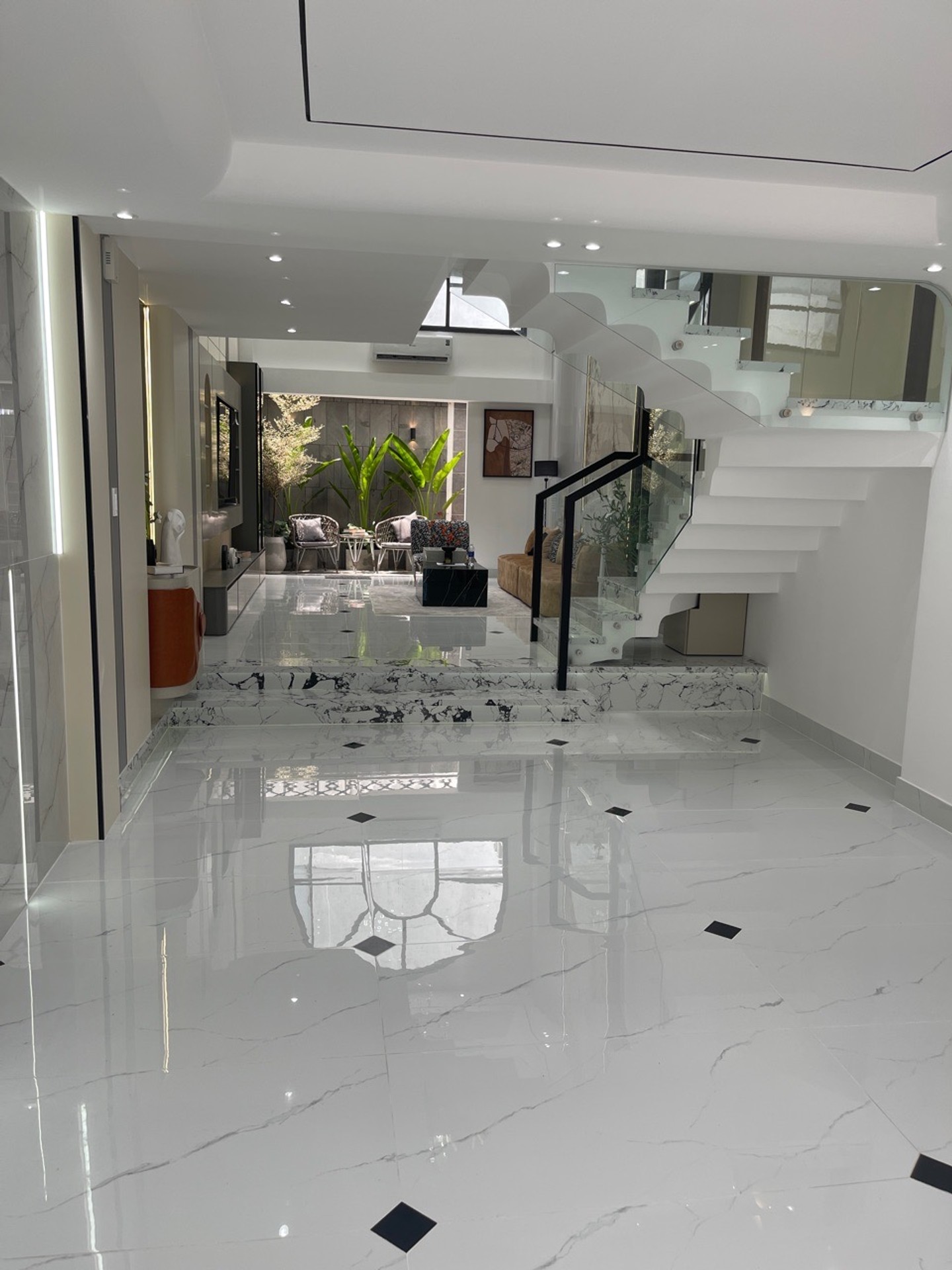 Bán nhà 5 tầng 4PN khu Đông Hưng Thuận, giá 9,3 tỷ