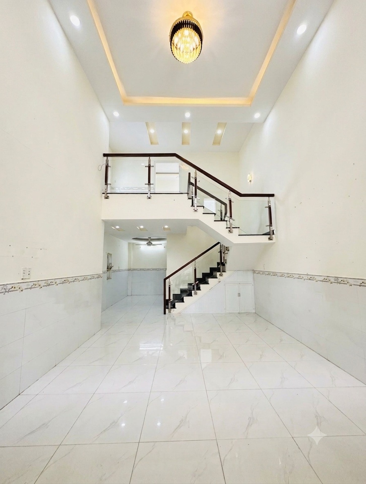 🏡 BÁN NHÀ 2 TẦNG – GẦN CHỢ BÀ ĐIỂM, HÓC MÔN
📐 49,3M² | 2PN | 2WC
📍 KHU DÂN CƯ ĐÔNG ĐÚC, VỊ TRÍ