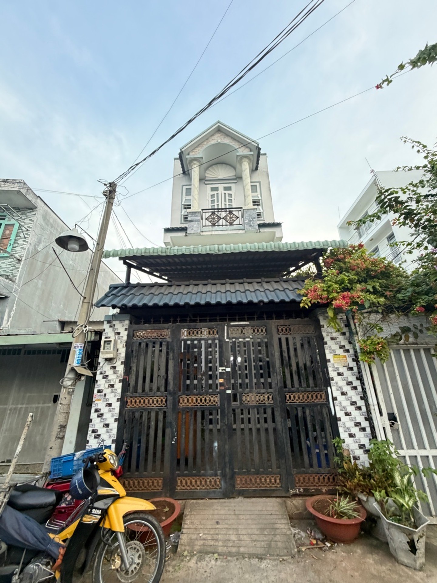 NHÀ HẺM XE HƠI – THỊ TRẤN HÓC MÔN
nhà 1 trệt 2 lầu, pháp lý đầy đủ.