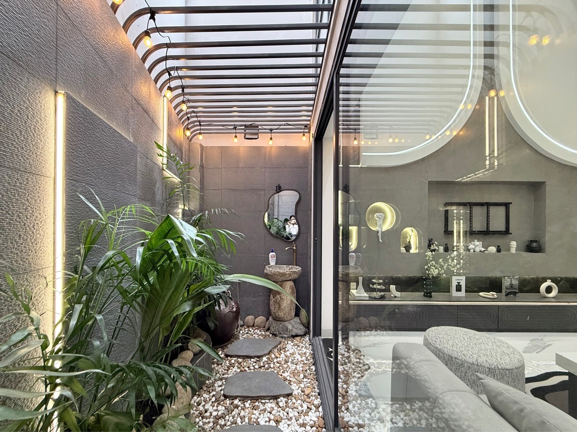 NHÀ 5 TẦNG – 60M² – GARA Ô TÔ – THANG MÁY NGAY GÒ VẤP