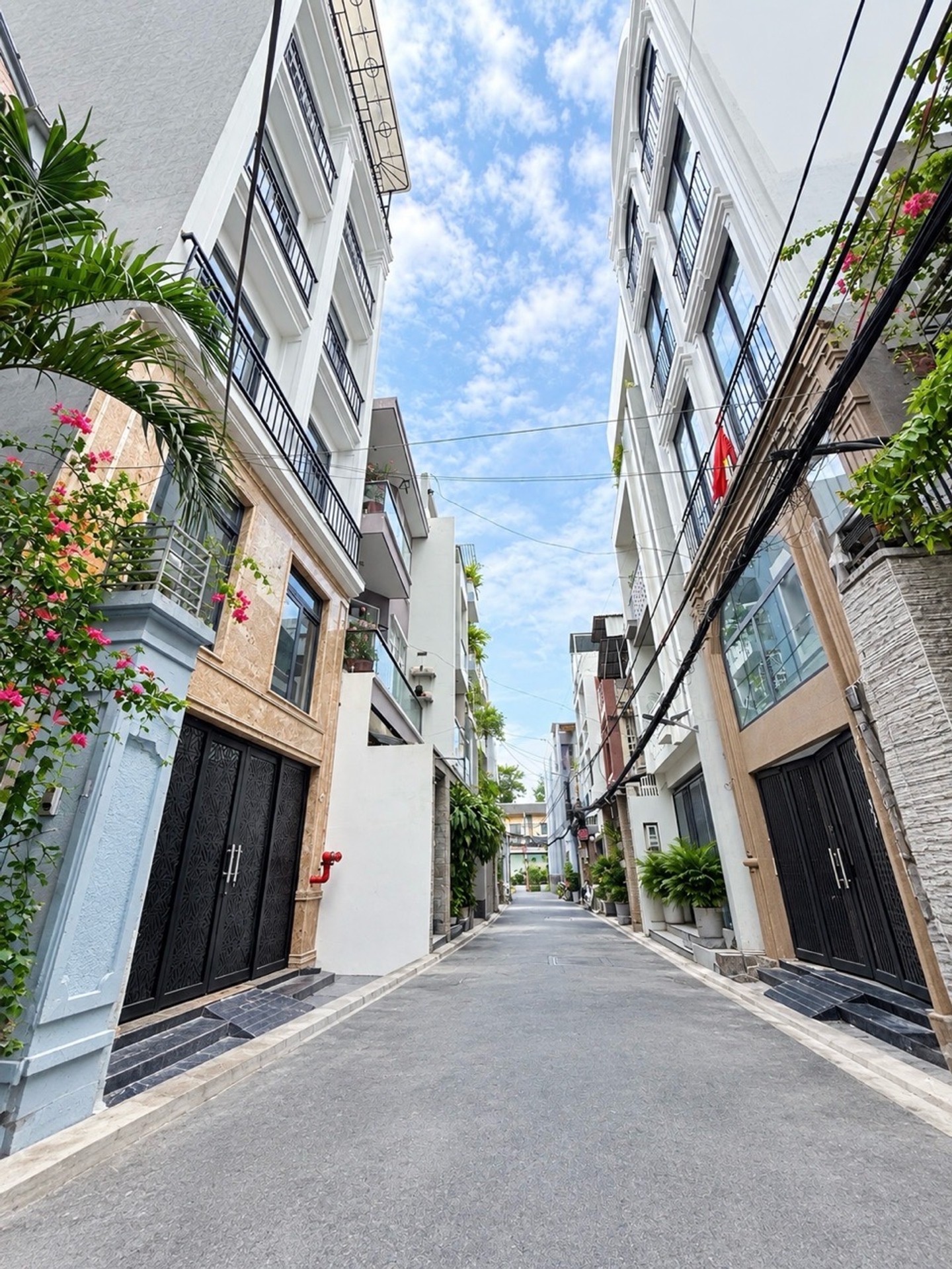 Bán Chdv 6 tầng mặt phố Gần Đồng Đen, thu 115tr/th, 5.5x17m
