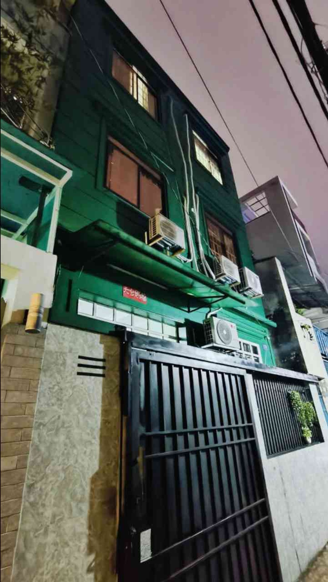 Nhà 3 lầu, 8 PN, 60m2, gần mặt đường Phan Văn Hân, giáp Q1. Tiện ích xung quanh vượt mong đợi