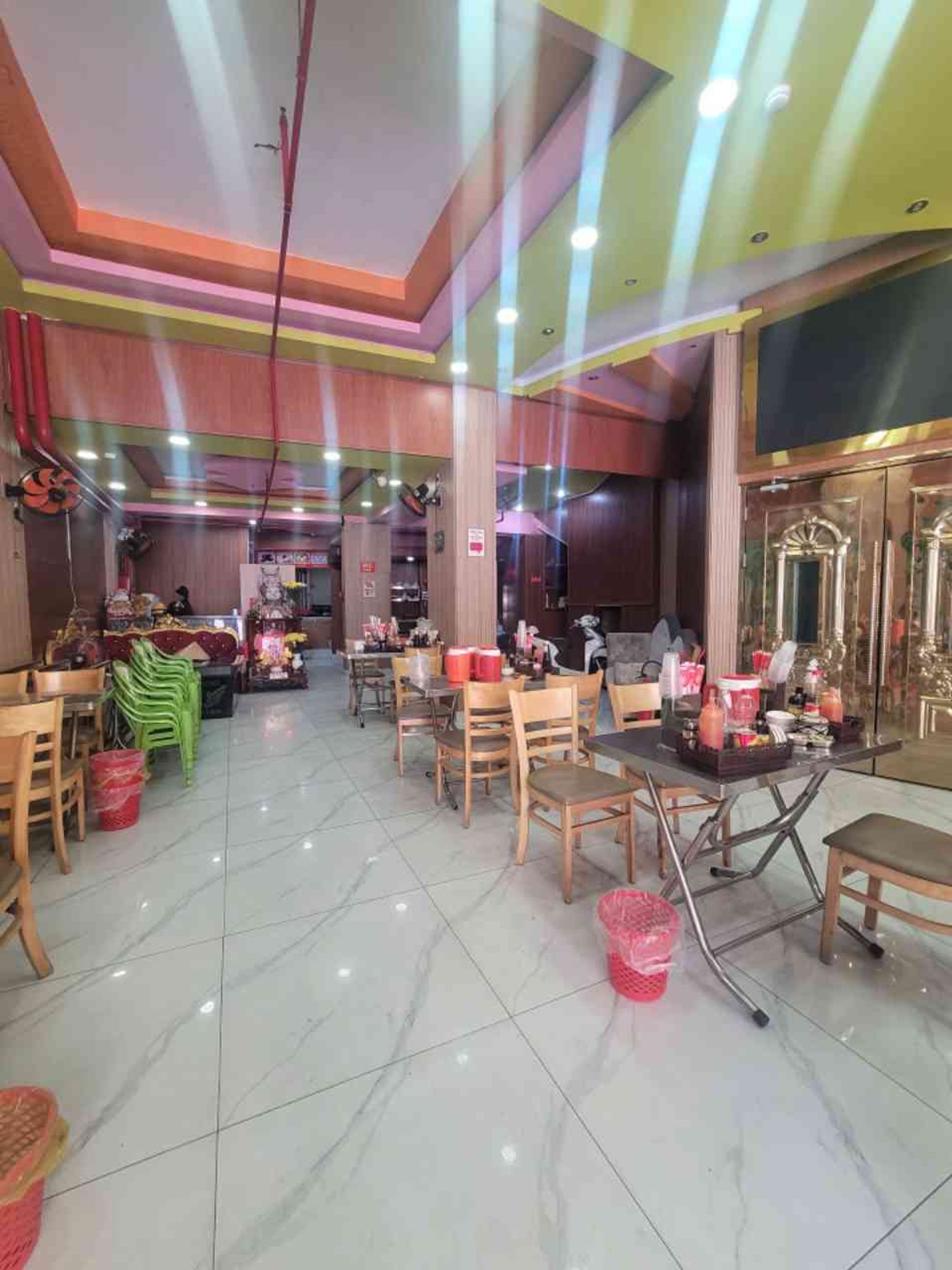 Bán tòa nhà 6 tầng mặt tiền Chợ Lớn, 16 phòng karaoke, kinh doanh tốt