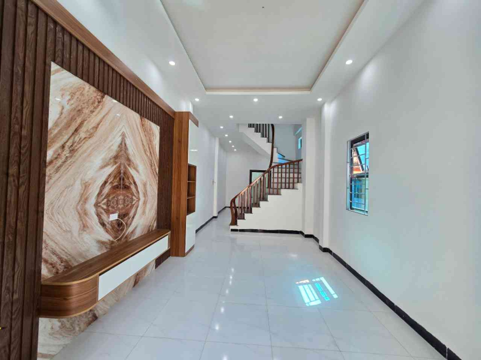 MỚI KOONG - LÔ GÓC 2 THOÁNG - GẦN PHỐ - GẦN Ô TÔ - TIỆN ÍCH BẠT NGÀ