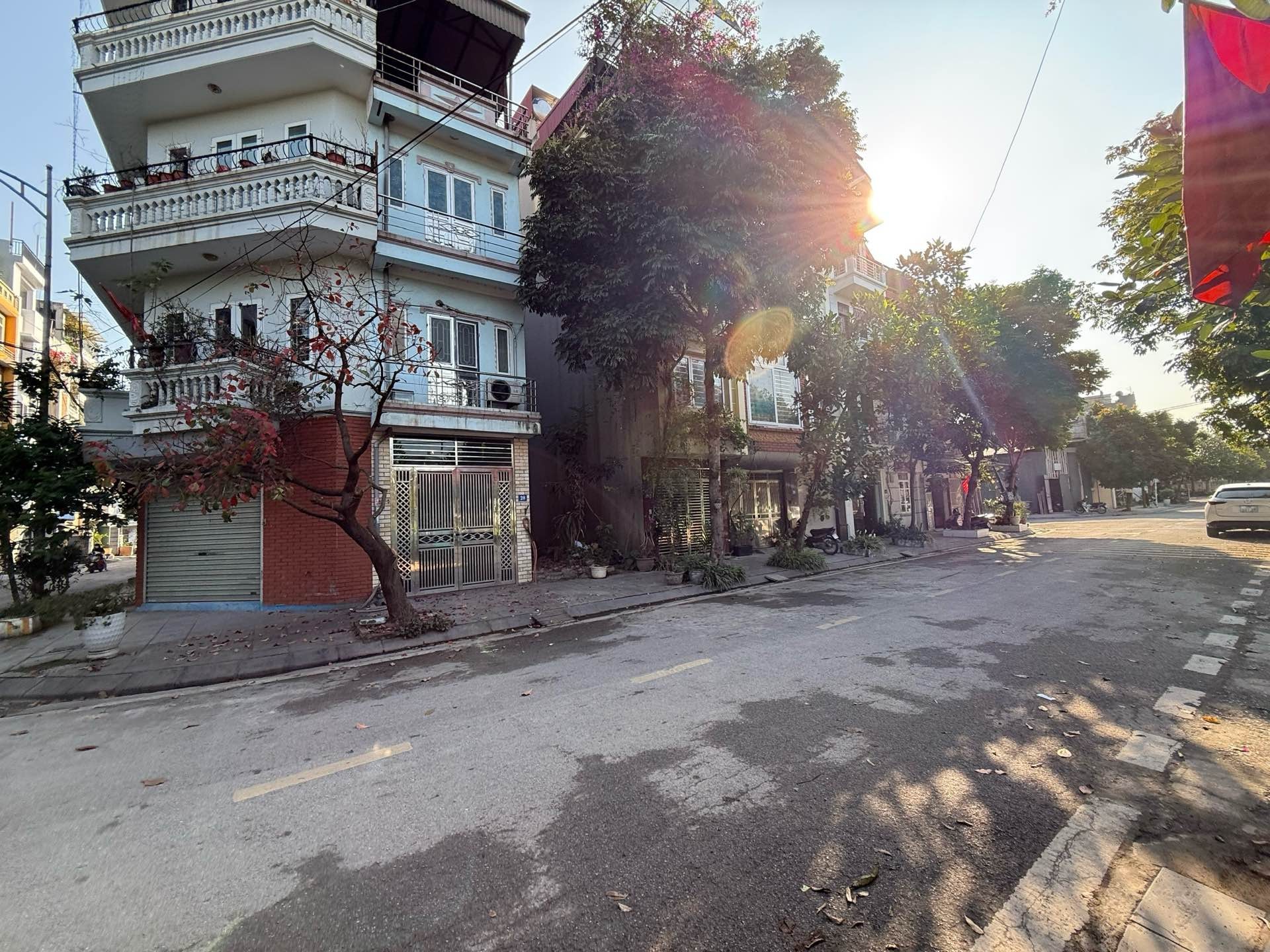 Biệt thự liền kề 4 phòng ngủ view thoáng khu tái định cư Đặng Vũ Hỷ