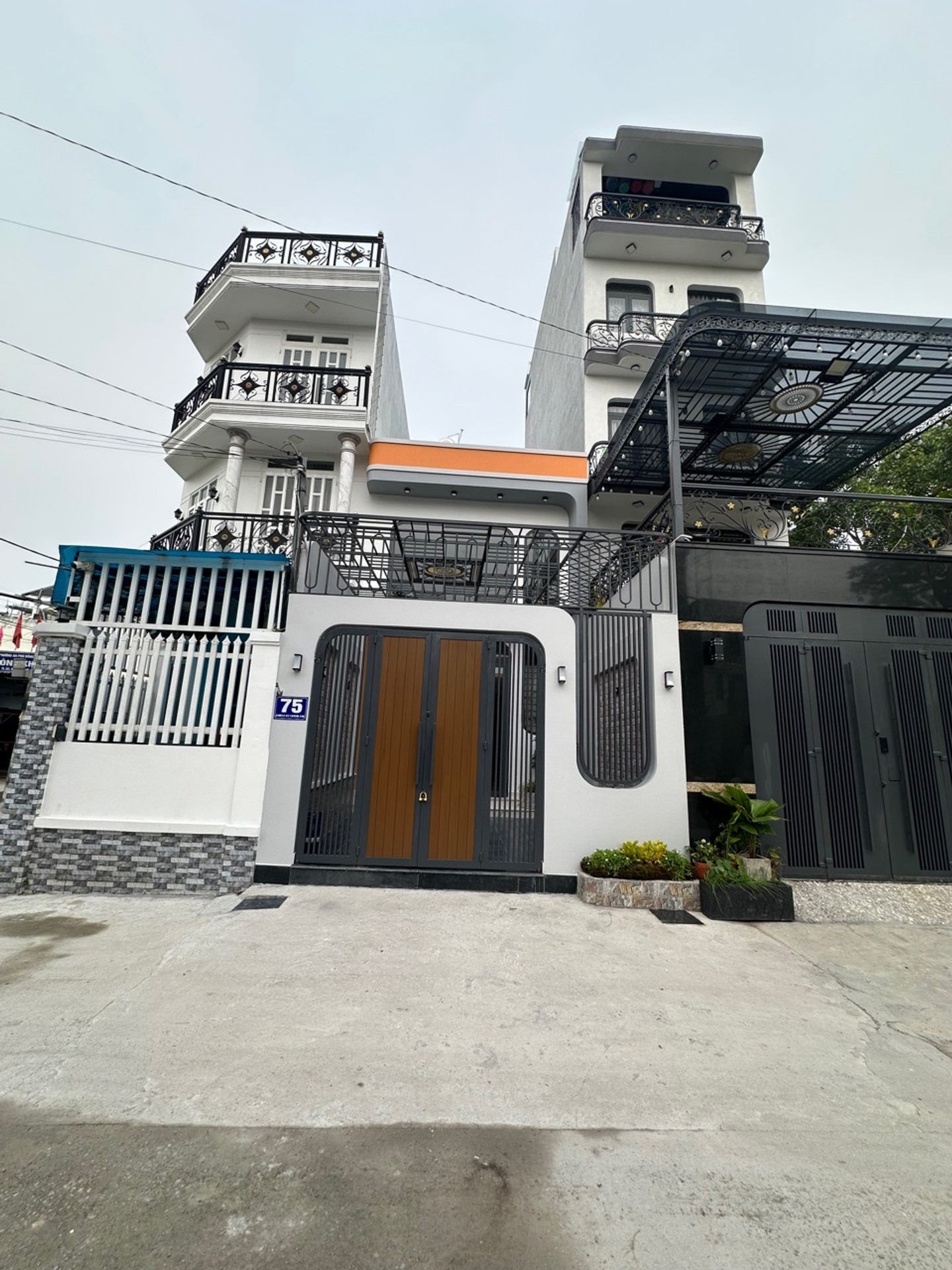 Bán nhà mặt phố 2 tầng 3 phòng ngủ hướng Đông Nam, Quận 12