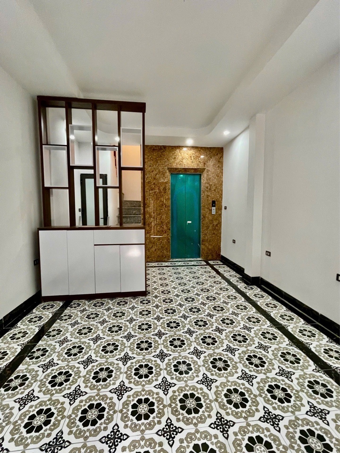 Nhà xây mới 6 tầng thang máy, ngõ thông, thoáng sáng