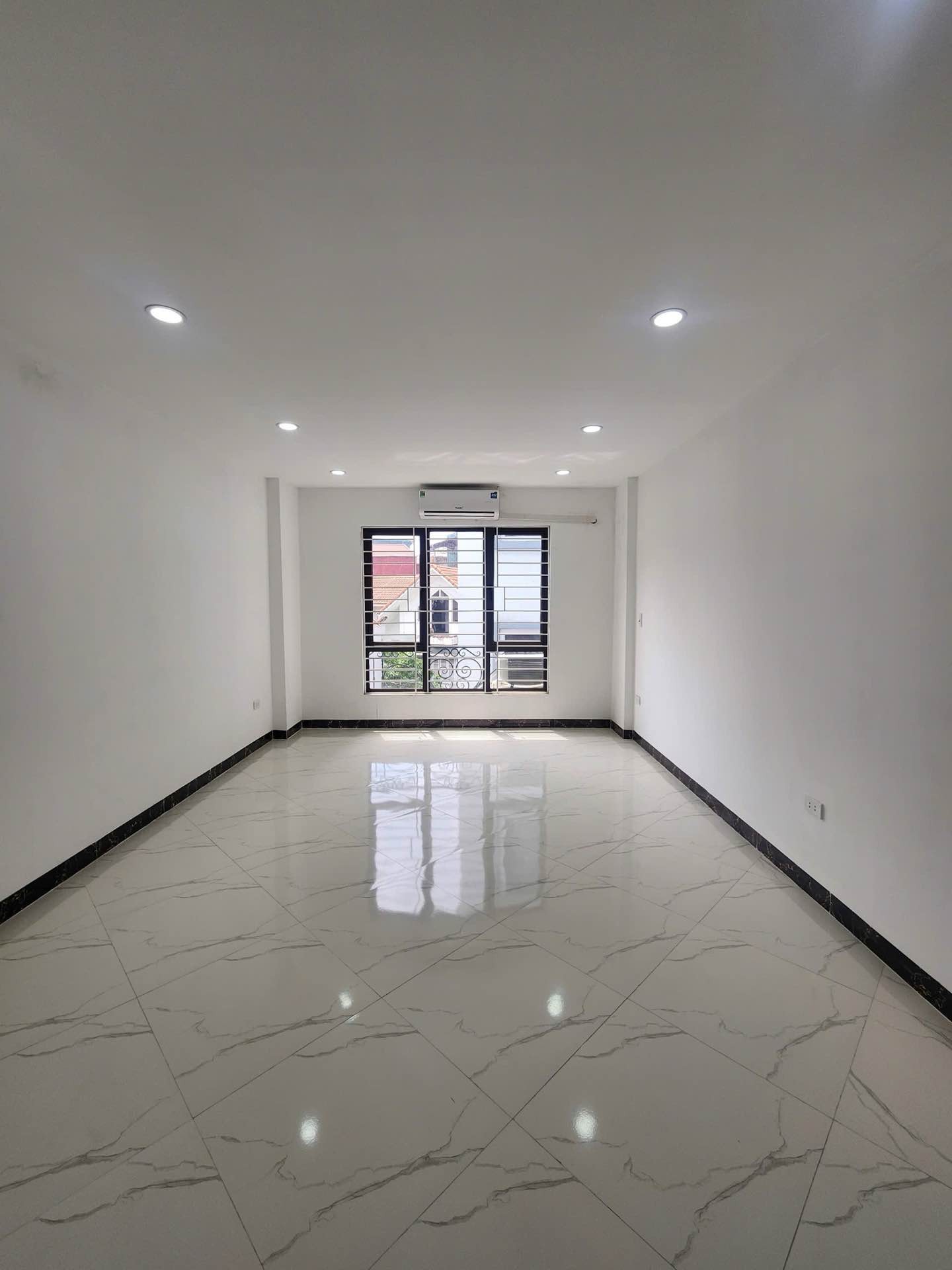 Nhà Đẹp Linh Đàm - View Hồ, Ô Tô Qua Thoải Mái