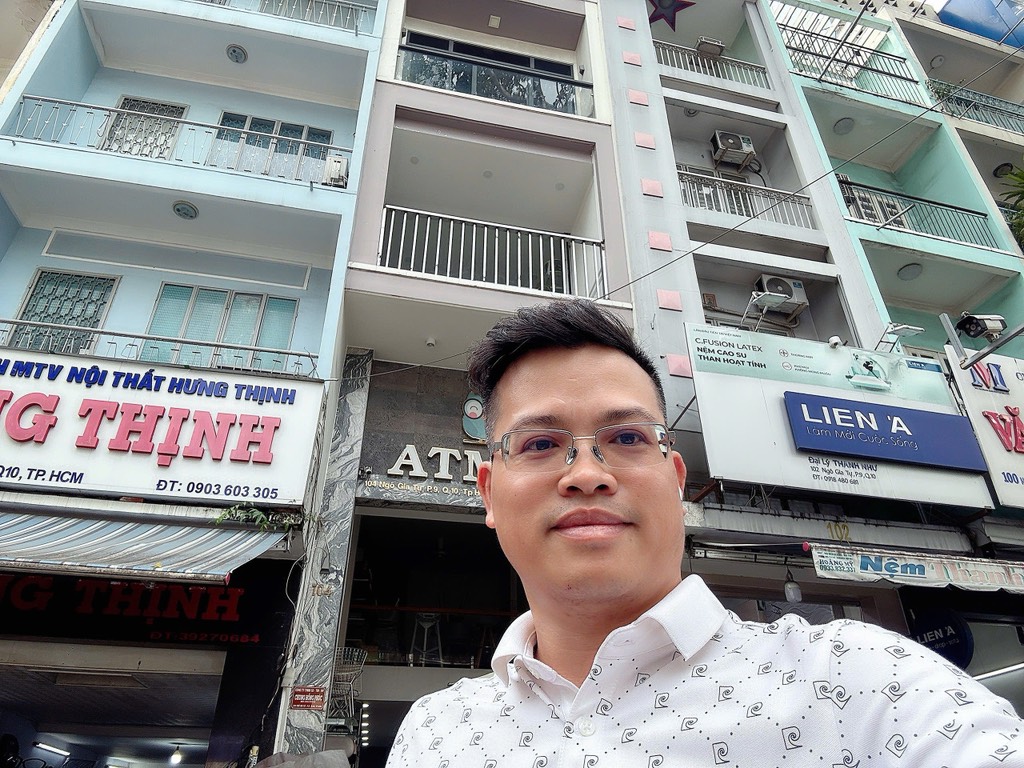 Nhà mặt phố đẹp, thang máy, vị trí vàng quận 10