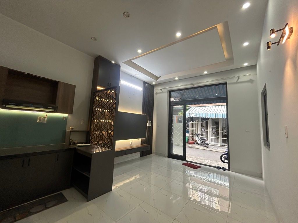Bán nhà quận Thanh Khê, gần sân bay, giá 6,x tỷ.