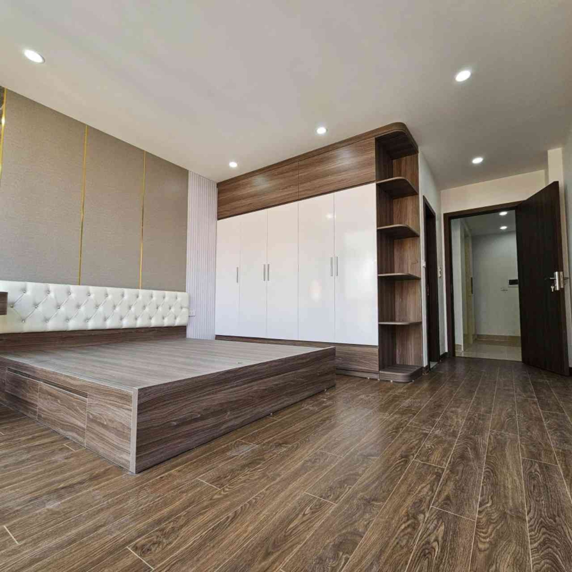 Bán nhà 6 tầng thang máy gần phố, vị trí trung tâm, ô tô vào nhà tại quận Hoàng Mai