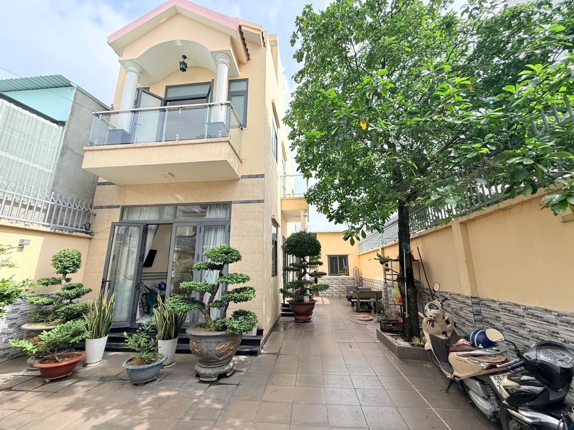 Bán nhà riêng 3 tầng có sân rộng xã Đông Thạnh, giá tốt