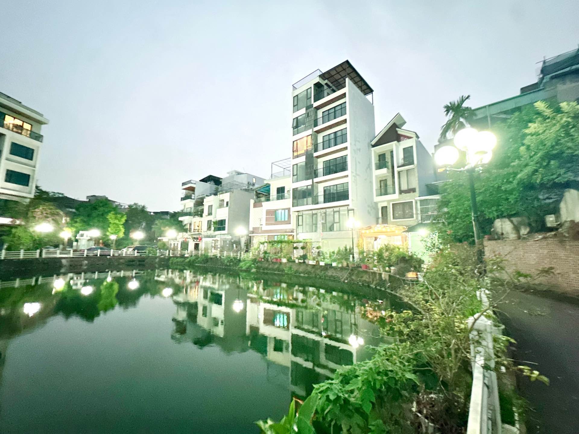 Bán nhà riêng 4 tầng view hồ tại quận Long Biên