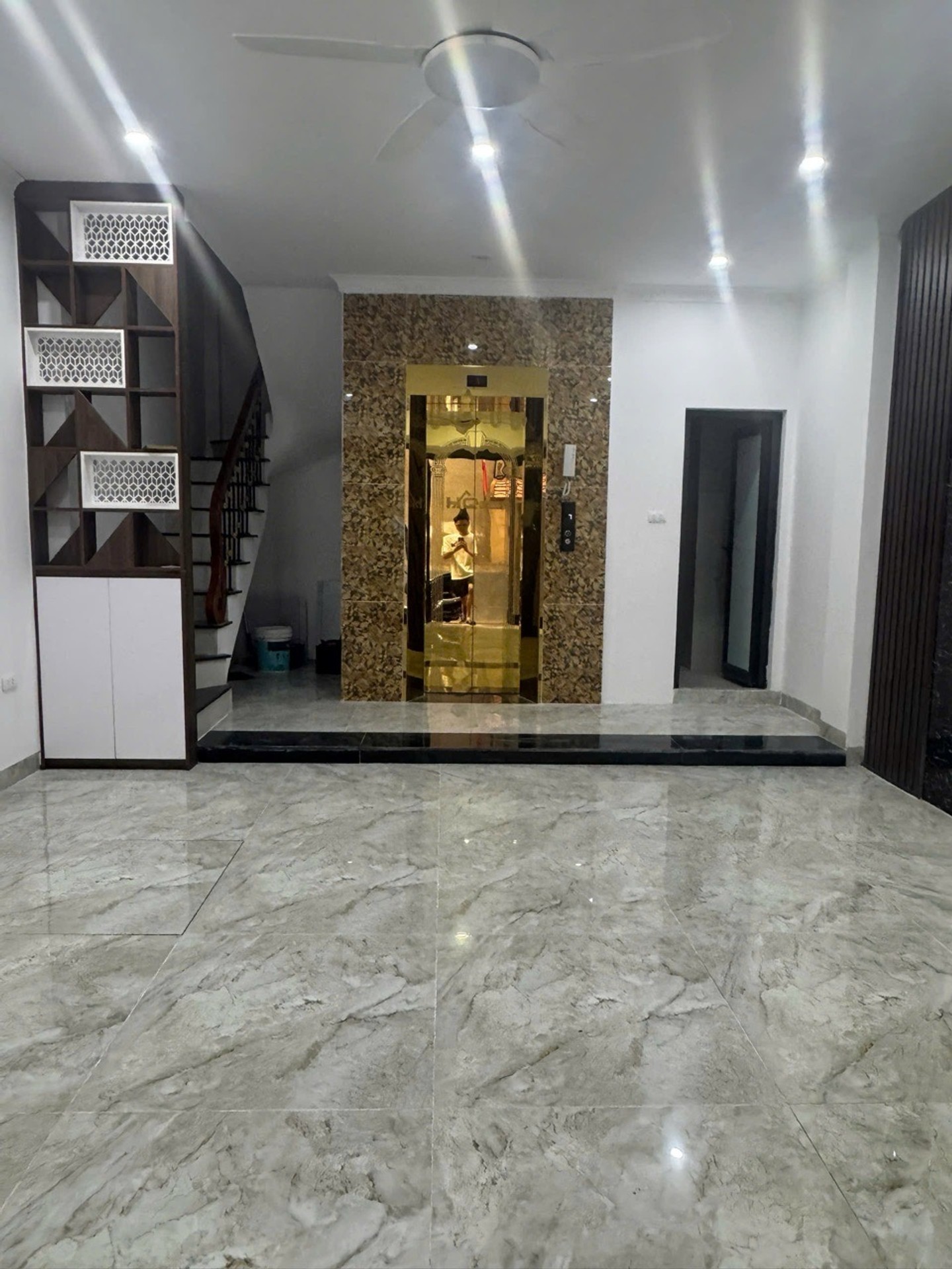 Bán nhà riêng 7 tầng mới xây tại quận Tây Hồ, diện tích 40m2, thang máy hiện đại