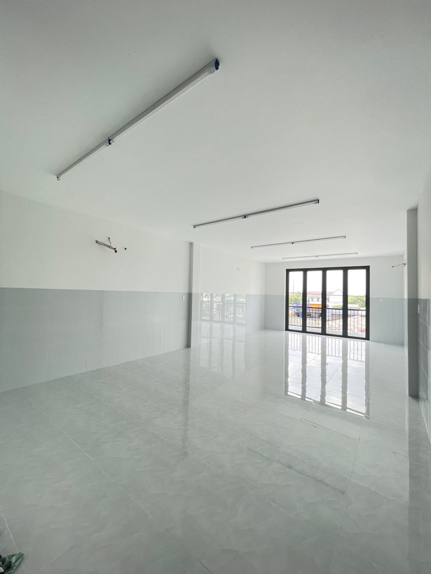 Bán nhà mặt phố 3 tầng mới xây tại phường Bình Chánh, diện tích 165m2, mặt tiền 5m