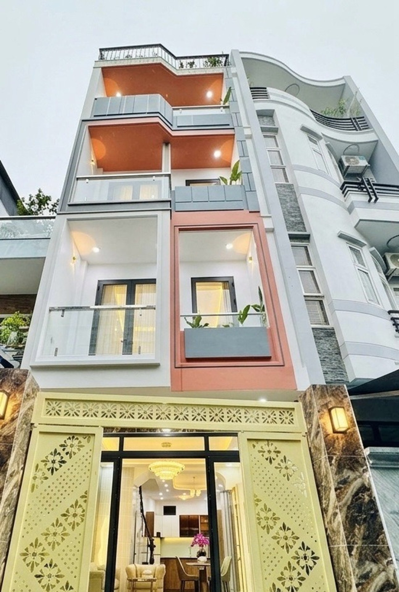 Nhà 4 tầng 6 phòng ngủ Thích Quảng Đức, nội thất đẹp, sân thượng, giá 8.9 tỷ