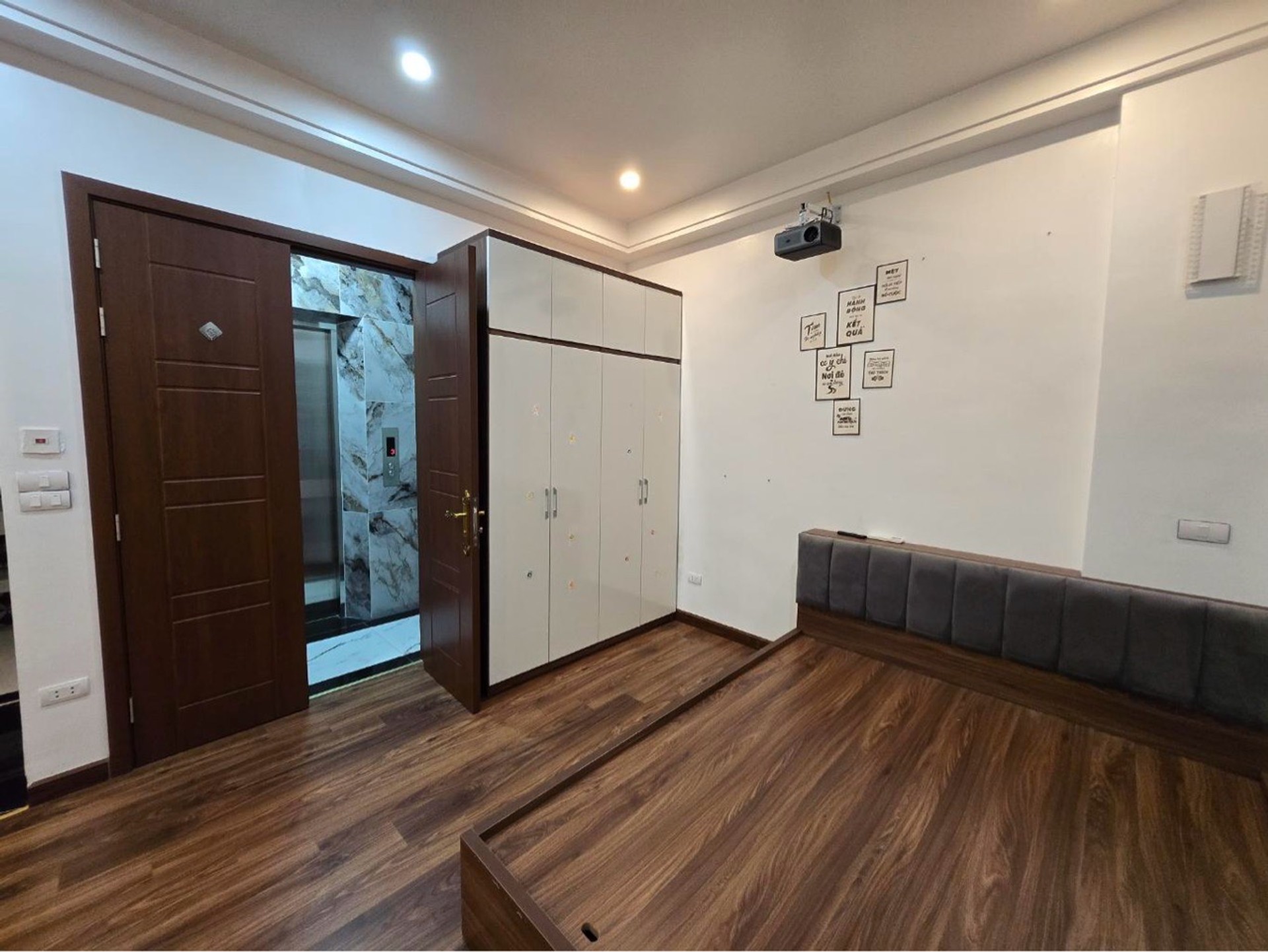 Ô TÔ 4 CHỖ ĐỖ SÁT CỔNG-7 TẦNG- THANG MÁY- XÂY MỚI-TÔN ĐỨC THẮNG-13.3 TỶ