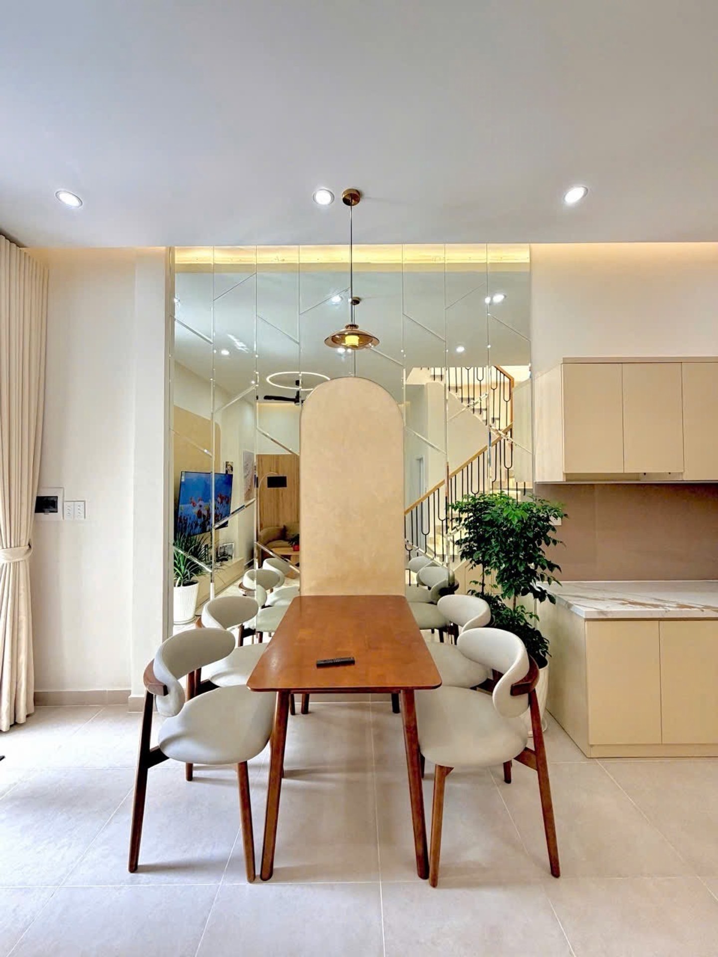 -
✨✨ -XE HƠI ĐỖ CỬA - 2 TẦNG TÂN BÌNH - NI SƯ HUỲNH LIÊN - LẠC LONG QUÂN -