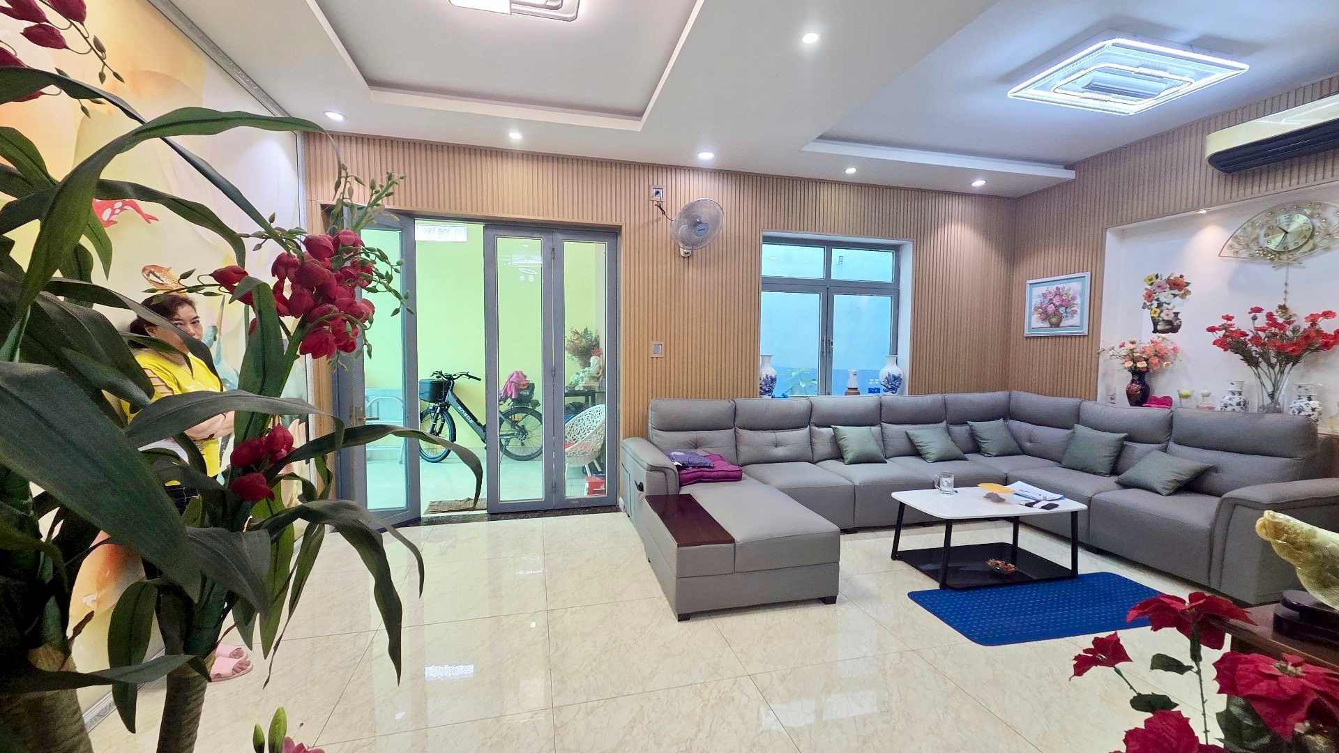 BÁN NHÀ 3 TẦNG NỞ HẬU 133M² – SÂN RỘNG ĐỂ 2 Ô TÔ – TẶNG NỘI THẤT XỊN.