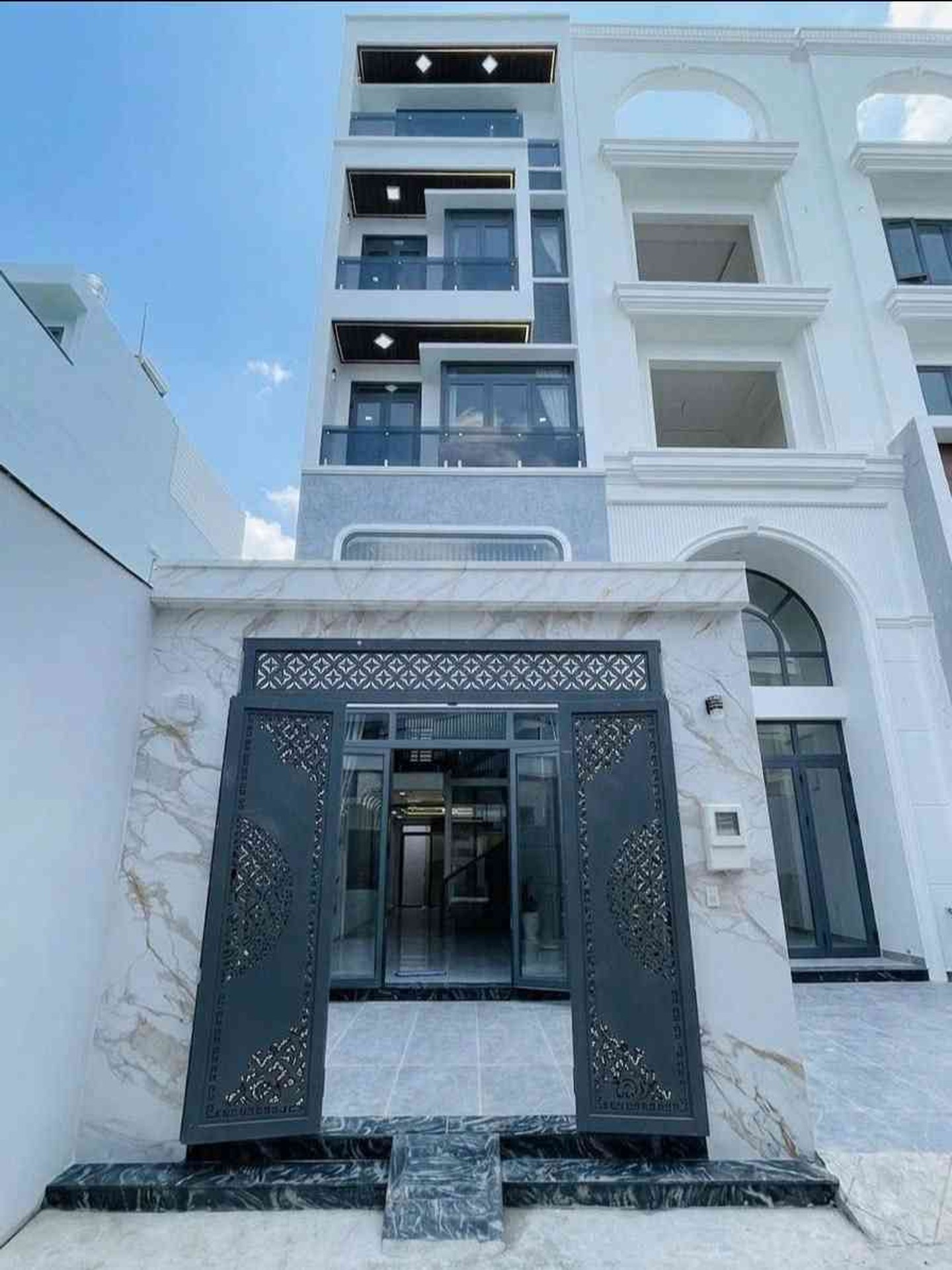 Nhà mặt phố 5 tầng mới xây có thang máy tại khu Tên Lửa
