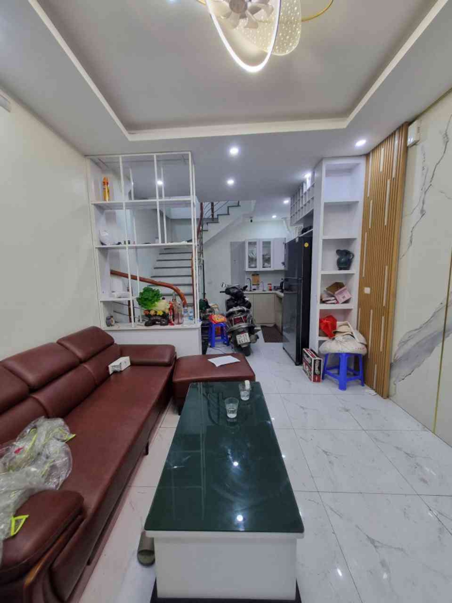 Nhà 5 tầng ngay gần phố, sáng thoáng, giá mềm