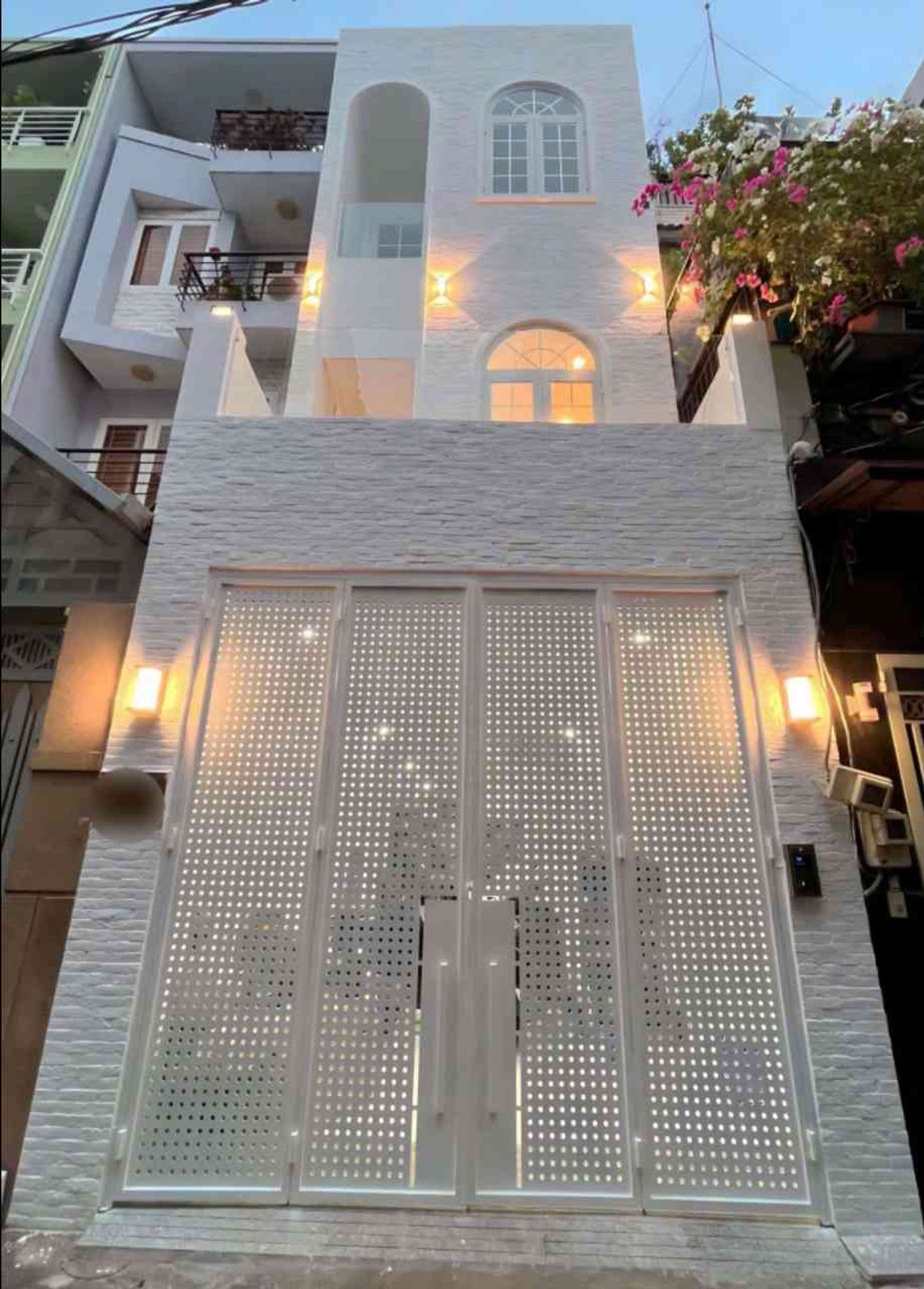 NHÀ GÒ VẤP – HẺM XE TẢI – SÁT MẶT TIỀN – NHÀ MỚI ĐẸP
🏡 1 trệt 2 lầu • 3PN • 4x20m, sổ vuông vức.