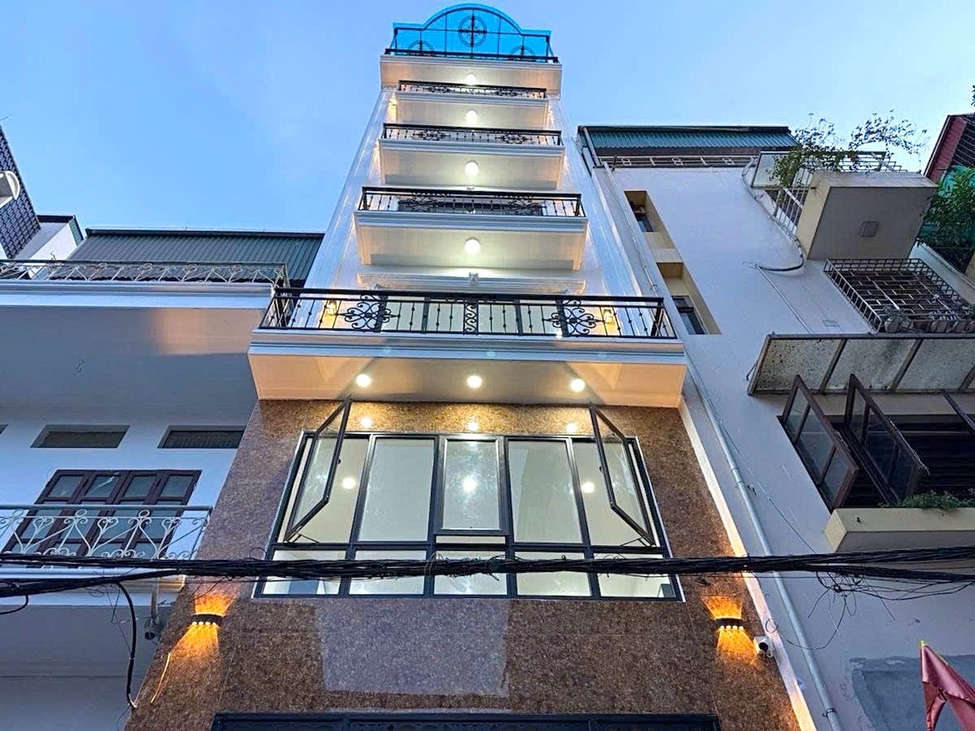 Căn hộ dịch vụ hiếm có mặt ngõ rộng, ô tô tránh, gần phố Vĩnh Quỳnh