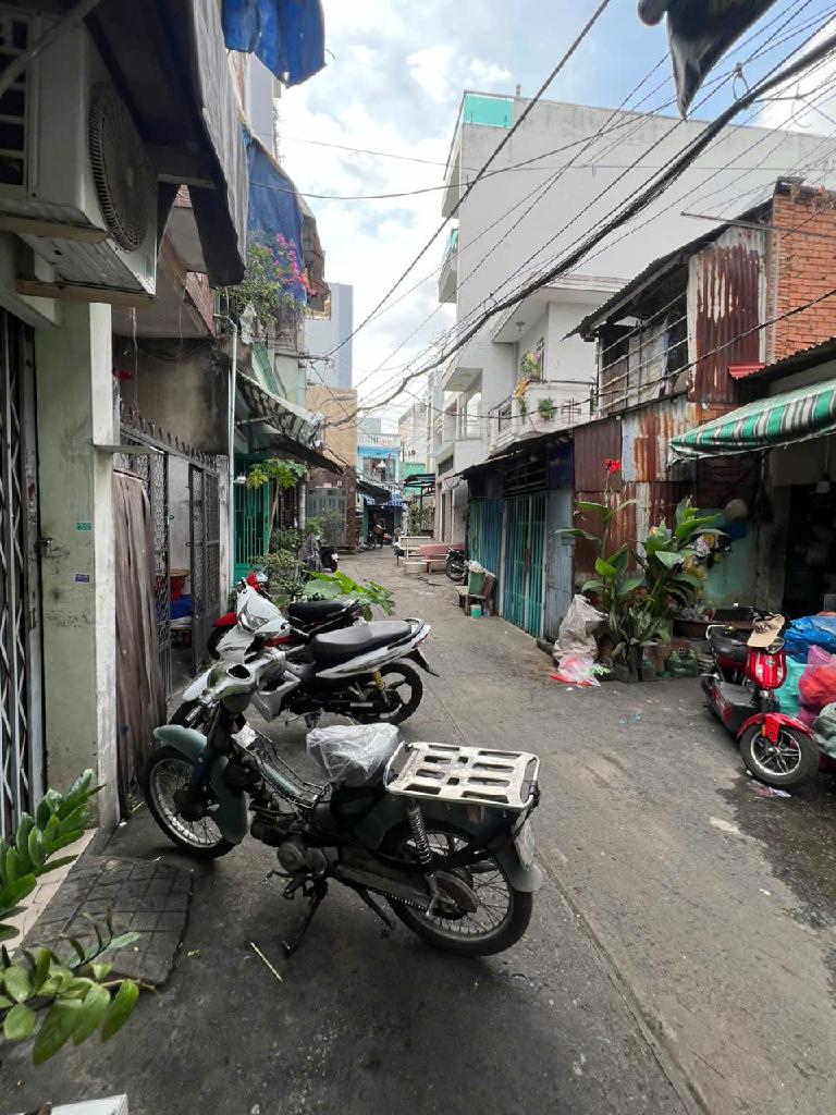 Bán nhà riêng 2 tầng lô góc Quận 6 gần chợ Bình Tiên giá 3.8 tỷ