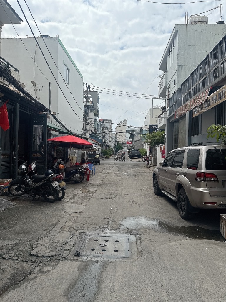 Nhà 2 tầng 7 PN, diện tích 77m2, quận an ninh, giá 8.4 tỷ