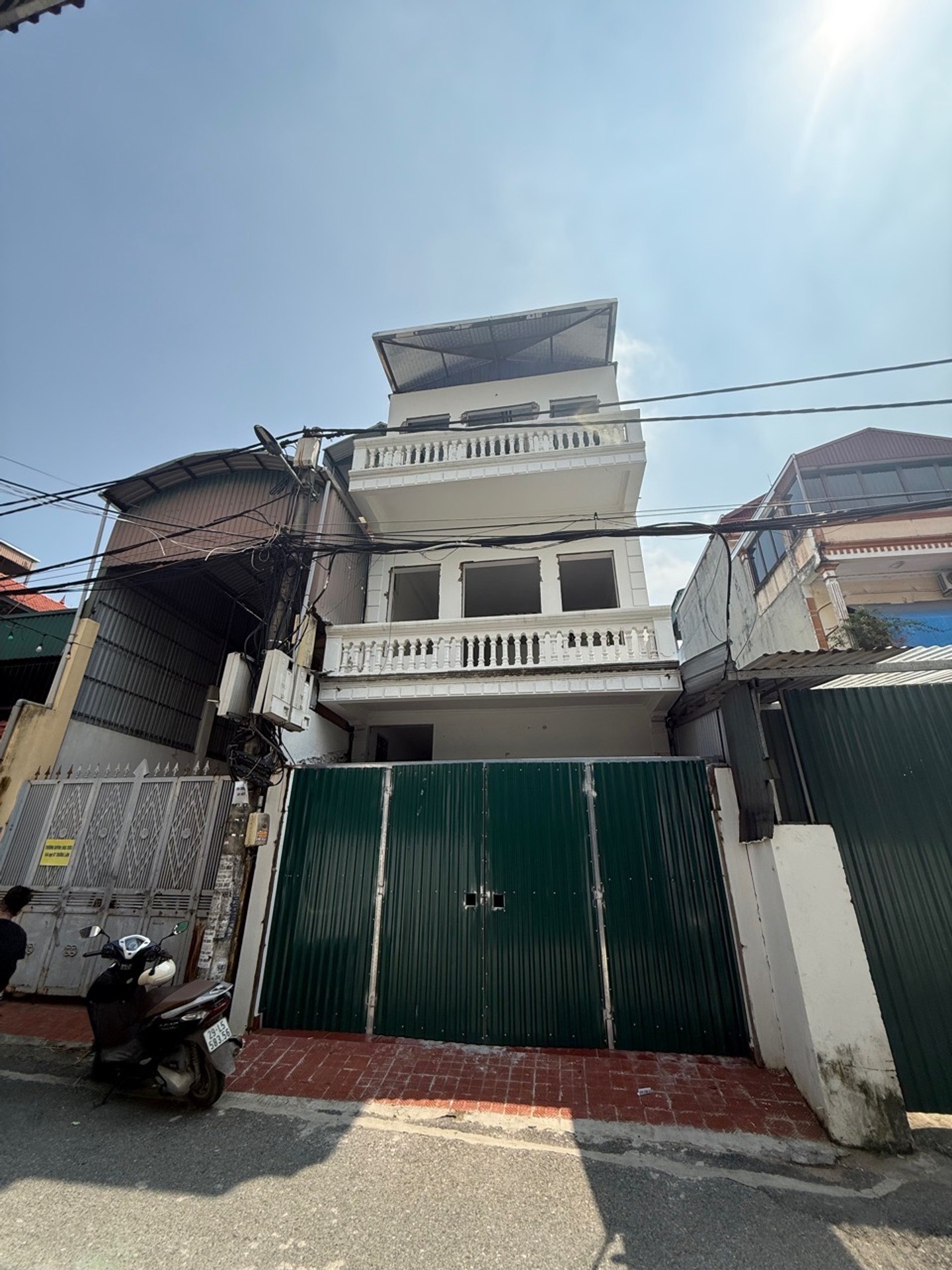 Nhà 3 tầng tặng đất ngay gần Bệnh viện Đức Giang, ngõ ô tô tránh