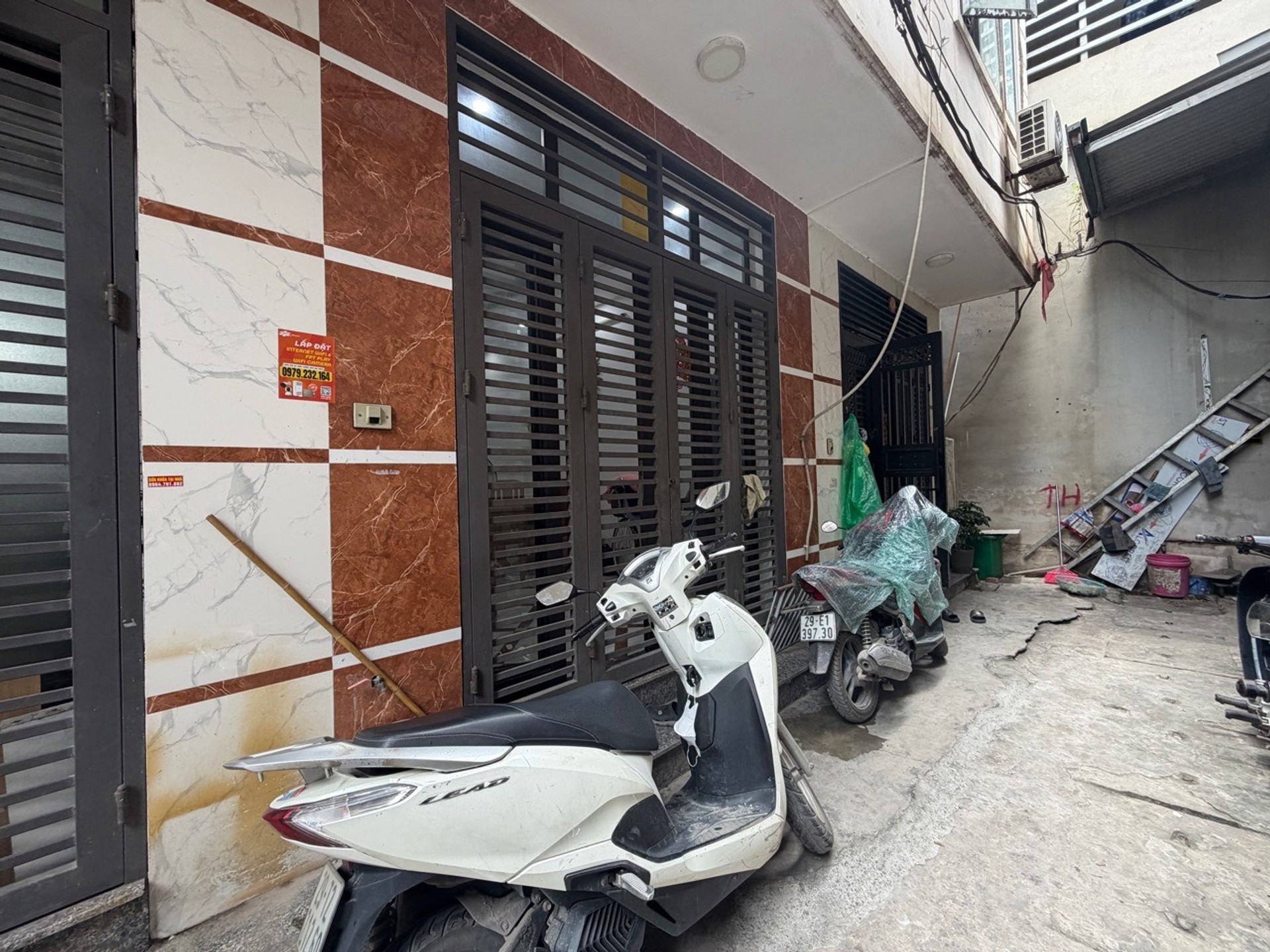 Nhà 4 tầng hiện đại, ô tô đỗ gần, chợ Bắc Lãm thuận tiện