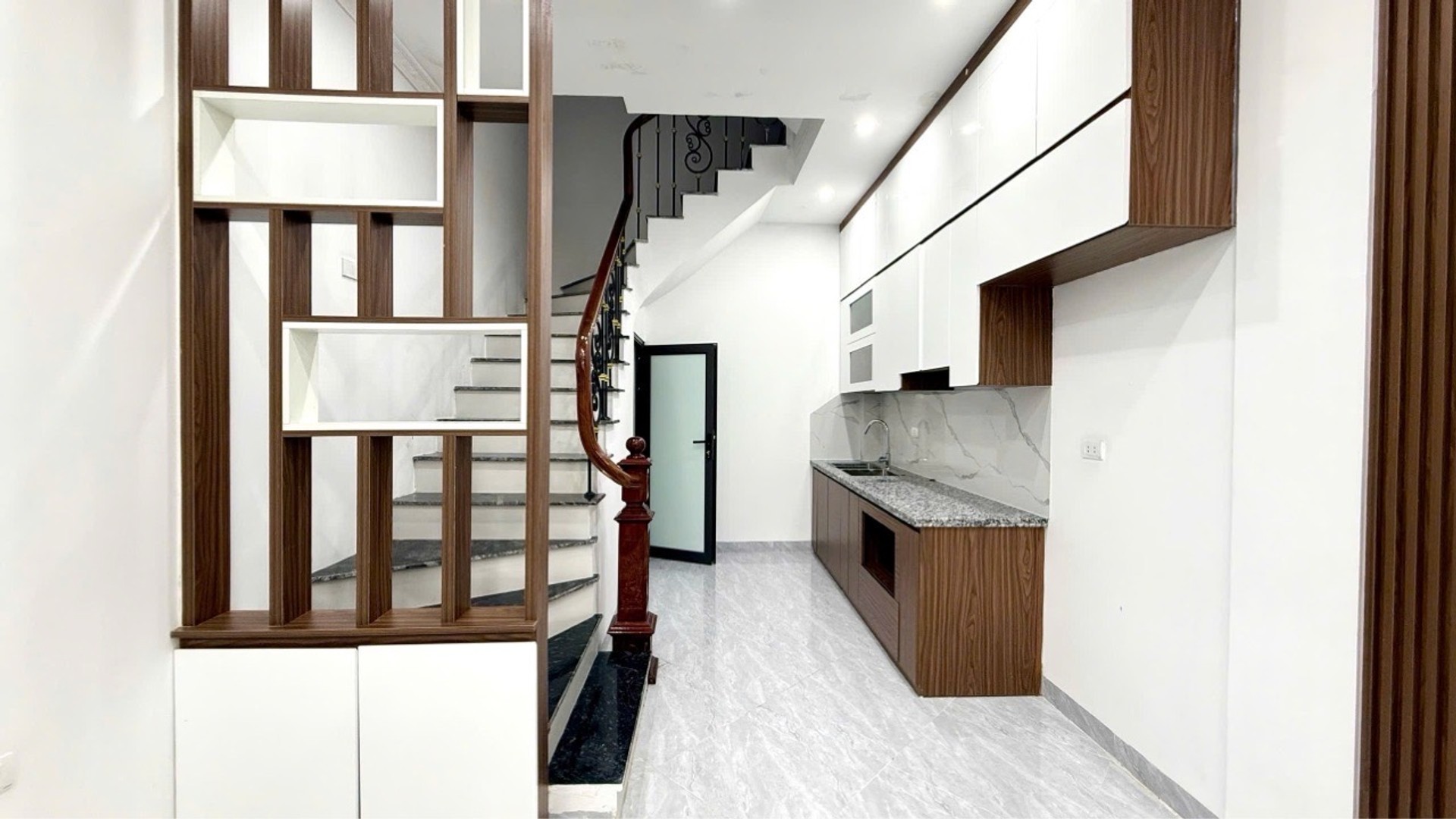 Bán nhà 5 tầng diện tích 30m² tại Thụy Phương, thiết kế hiện đại gần chợ và trường học